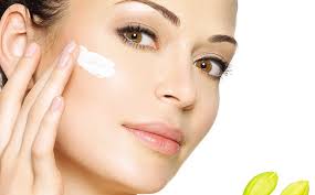 Et pour finir pensée à toujours bien hydrater votre peau, cela et important peu importe le type de votre peau! Vous pouvez également l'hydrater avec du gel d'aloe vera puis rincé une fois séché, avec un coton d'eau tiède. Cette plante a beaucoup de propriétés pour le bien-être et le soin de la peau. Sa tige vous aidera à tonifier le visage, à contrôler les imperfections et à vous protéger des agents externes.