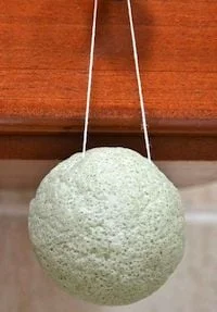séchage éponge de konjac Pour conserver et entretenir l’éponge konjac c’est assez simple. Après chaque utilisation rincez la bien, surtout si vous l’avez utilisé avec des produits cosmétiques (masques, crèmes, démaquillant, etc). Ensuite, essorez la et laissez la reposer au sec. Pour plus d’hygiène , la plupart des éponges sont vendues avec un cordon qui permet de l’accrocher quelque part dans la salle de bain. De cette manière vous éviterez d’avoir à la poser dans des endroits qui ne sont pas toujours propre.
