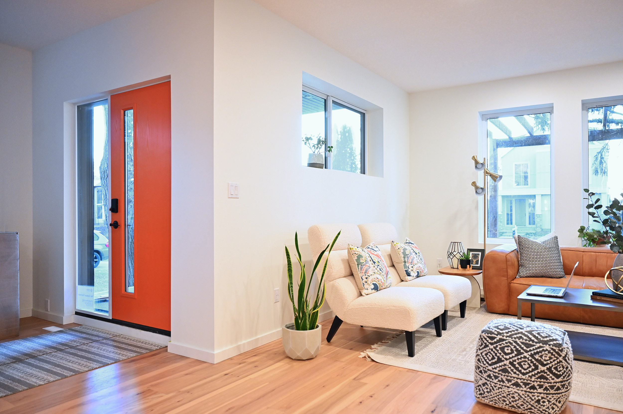 ArtHouse_Residential_Custom_Home_Infill_Windsor_Park_Edmonton_Builder_Livingroom_Entry.png