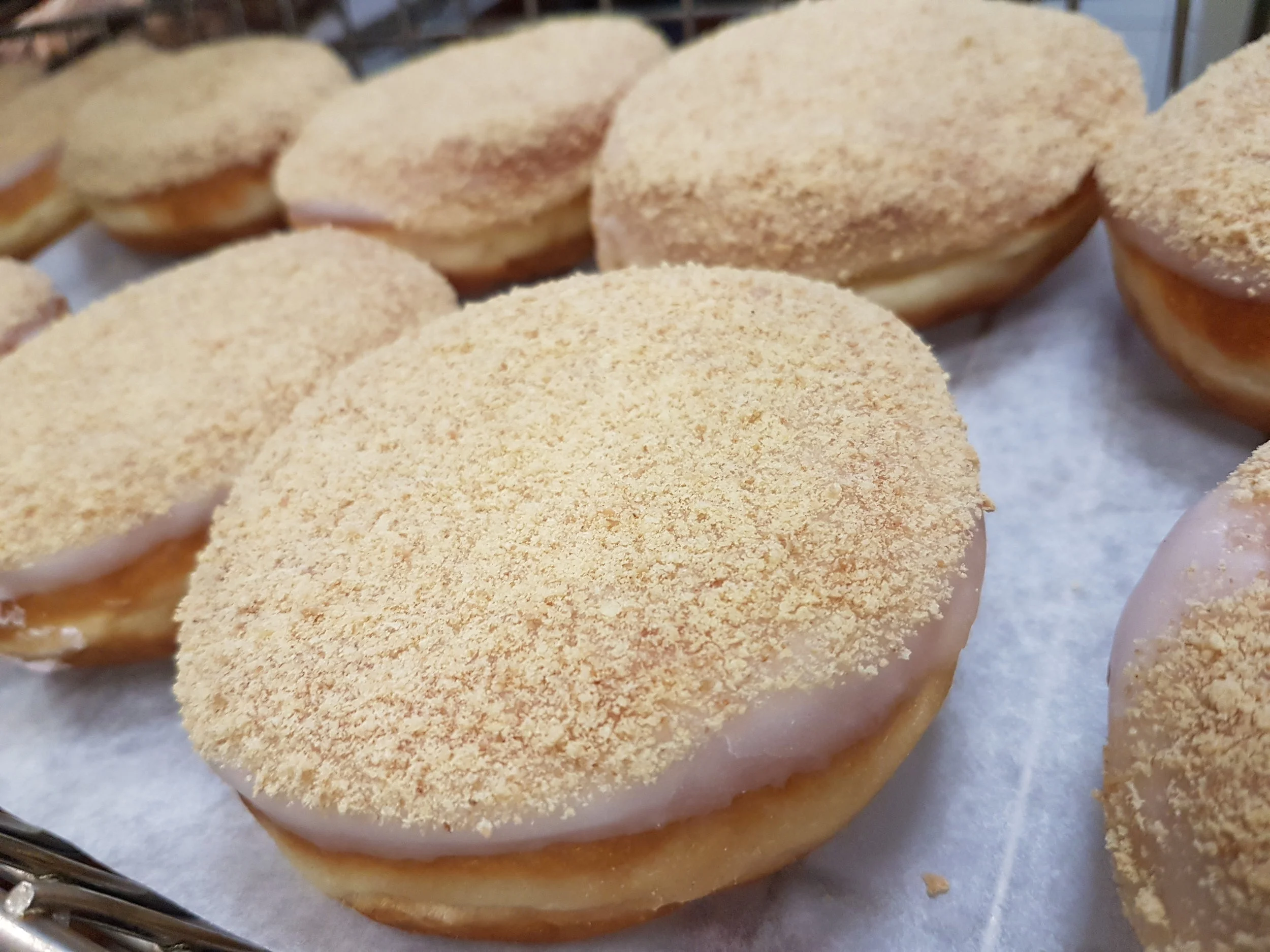 We stuff these yummy donuts with a cheery cheesecake flavoured whipped cream, and then finish them with white fondant and graham crumbs. Amazingly delicious!