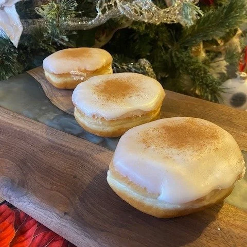 What&rsquo;s the holiday season without a little eggnog?  Our Eggnog yeast donut is back! This rich, festive donut is filled with creamy eggnog filling (rum flavouring, eggnog syrup and whipped topping), bursting with hints of nutmeg and cinnamon and