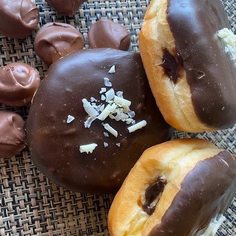 Immerse yourself in the flavours of chocolate for this feature donut in May.  This dreamy chocolate donut features Chocolate Bavarian pudding in the middle, chocolate fondant and white chocolate curls on top.  Chocolate lovers unite and enjoy this un