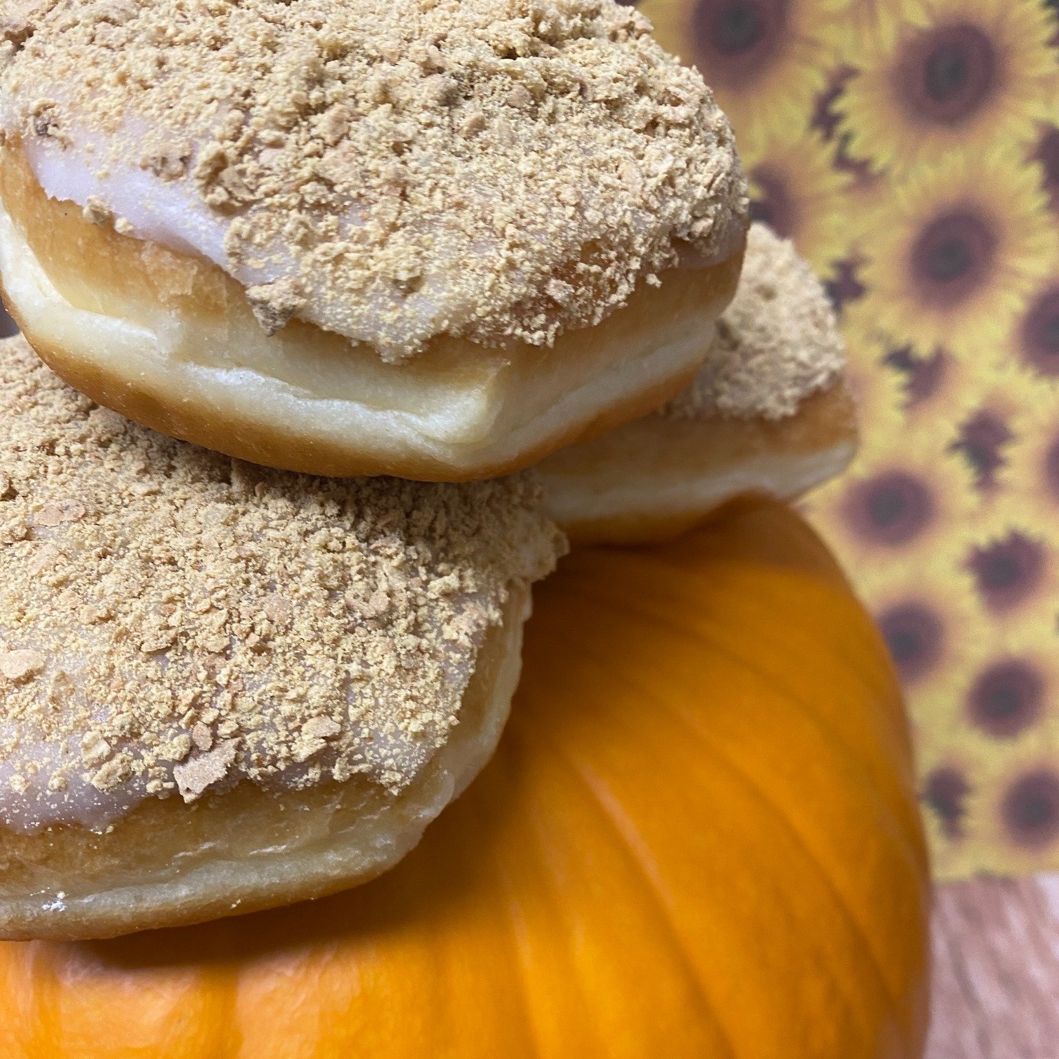 Oh! The great pumpkin patch calls to pumpkin lovers everywhere !! Our pumpkin pie feature donut is sure to be a fall hit! Inside this autumn beauty there is pumpkin puree, mixed with whipped topping.  Layered on top there is vanilla fondant and graha