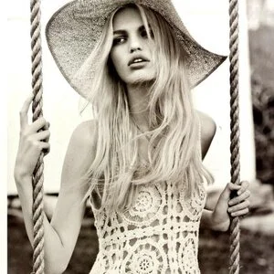 field-of-dreams-daphne-groeneveld-by-lachlan-bailey-for-hm-magazine-spring-2012-0.jpg