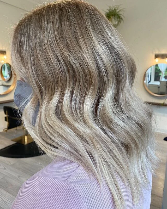 A Full Balayage w/ Sarah - @hairbyreddragon .
.
.

#heartwoodhair #yyjhair #redkenshadeseq #schwarzkopfprofessional #blondemeschwarzkopf #foilmefoils #behindthechair #yyjsalon #yyjhairstylist #yyjbeauty #yyjlashes #yyjevents #yyjstyle #viccity #balay