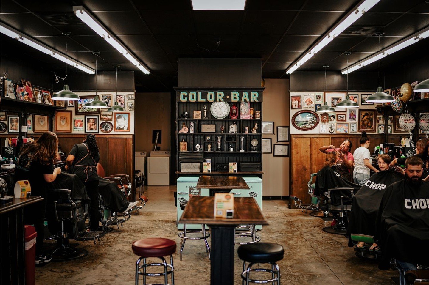 Step inside the vintage barbershop environment at #CHOPPortWentworth! 💈✨ From the vintage decor to the buzzing atmosphere, every corner exudes classic charm and modern style. #ChopBarbershop #BarberLife #BarberShopInterior #VintageVibes #GroomingGoa