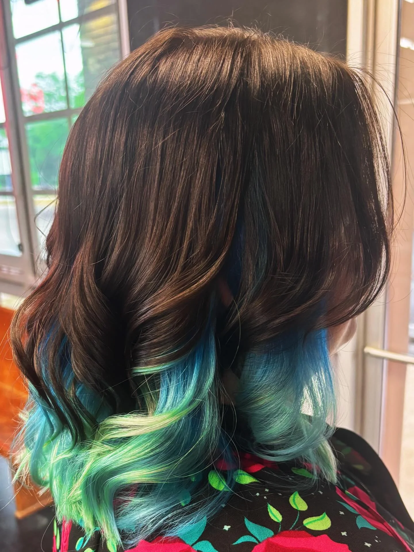 Bold color. Clean blend. Zero apologies. 💈🩵

This hidden pop of icy blue is the perfect mix of edgy and wearable &mdash; subtle when it&rsquo;s down, statement when it moves. Finished off with soft waves and a seamless blend ⚡️

#bluehair #chopbarb