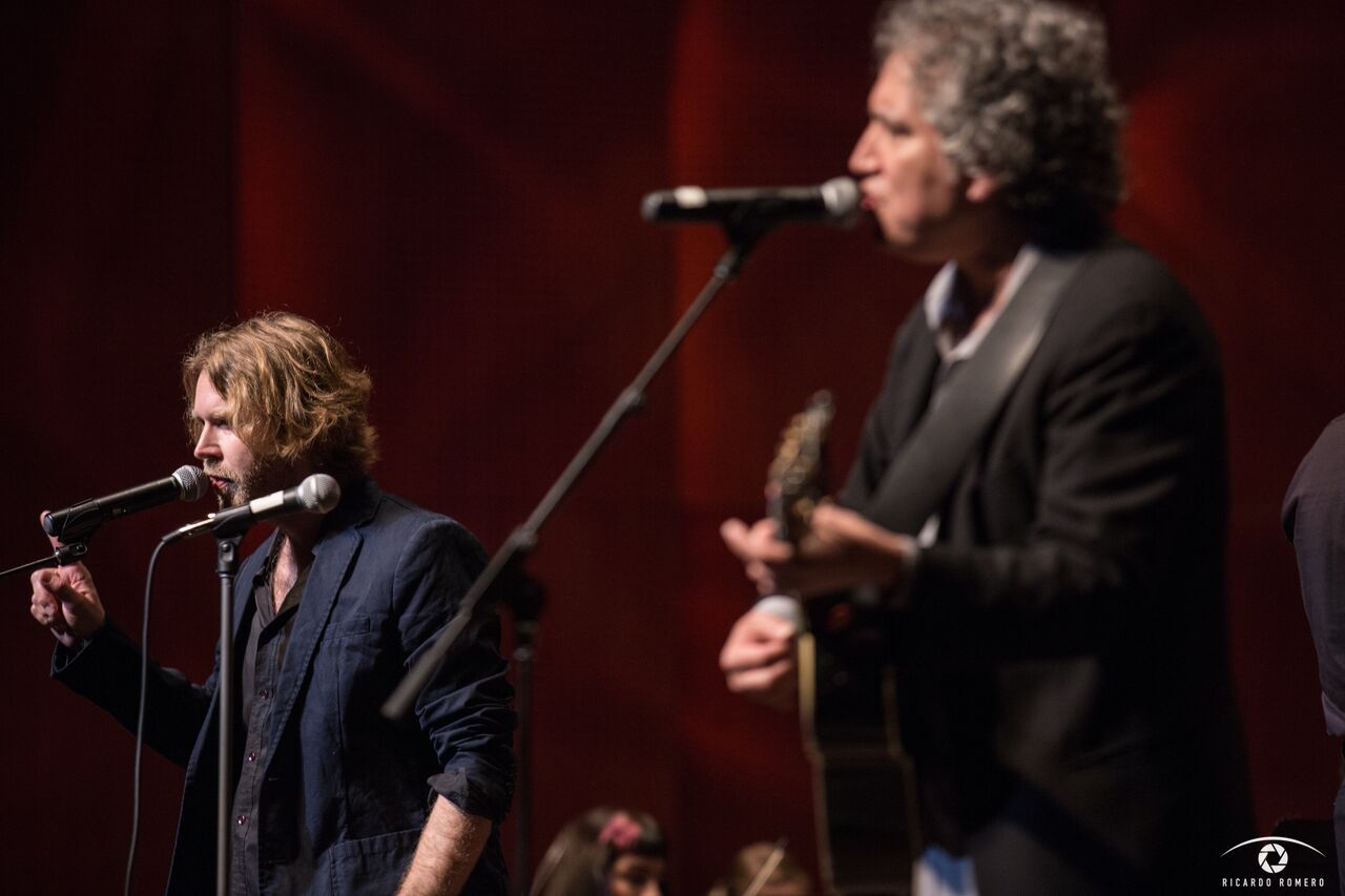 "They don't speak for us", Demitasse sings No Surprises - photo by Ricardo Romero