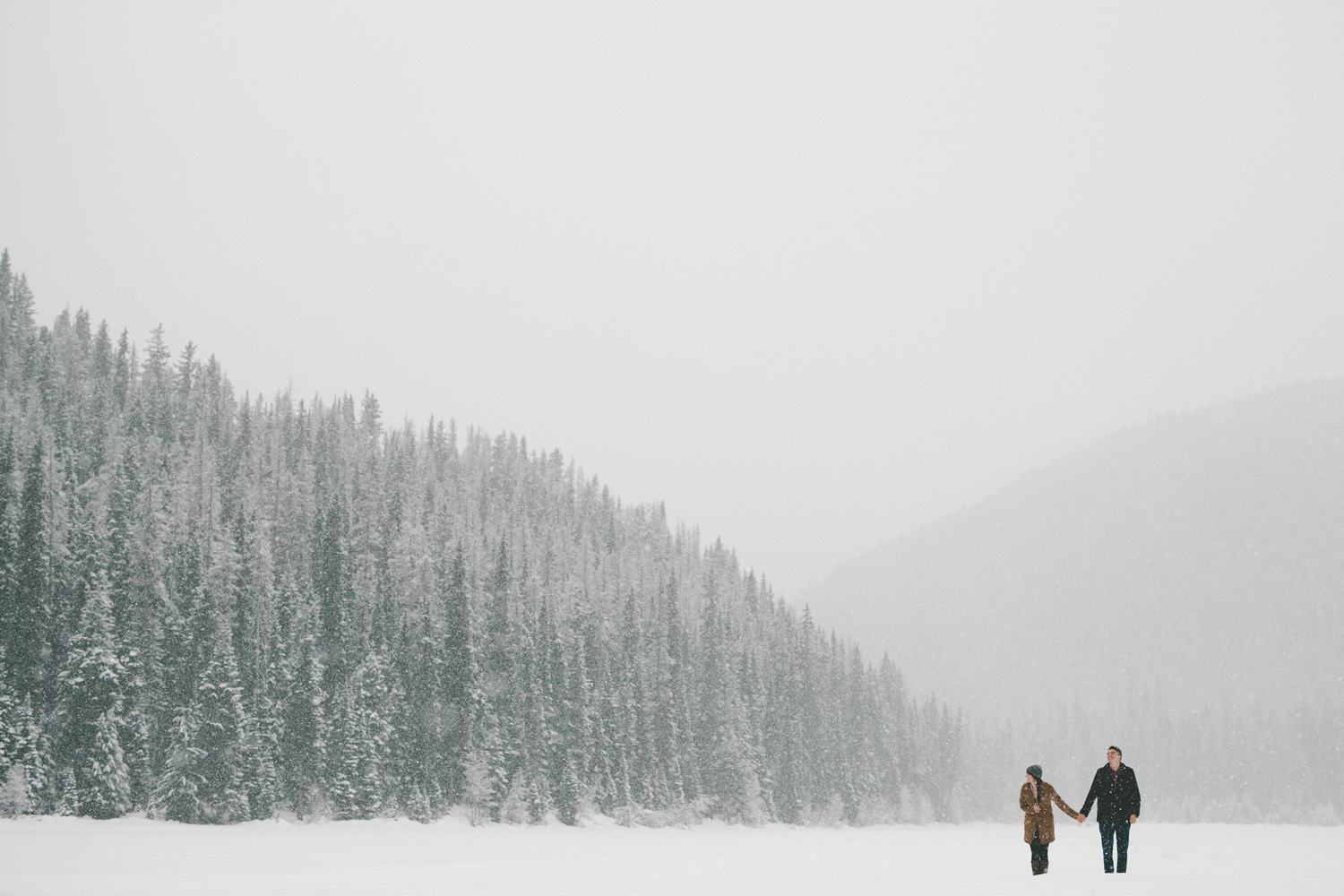 194-264-manning-park-winter-engagement.jpg