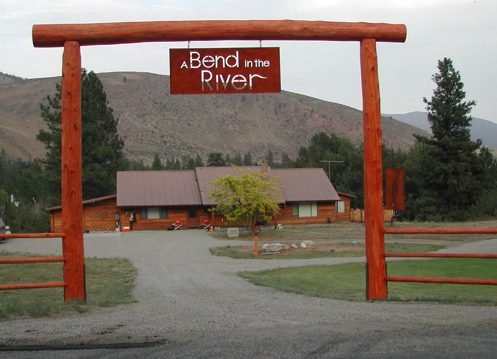 Bend in River sign.jpg