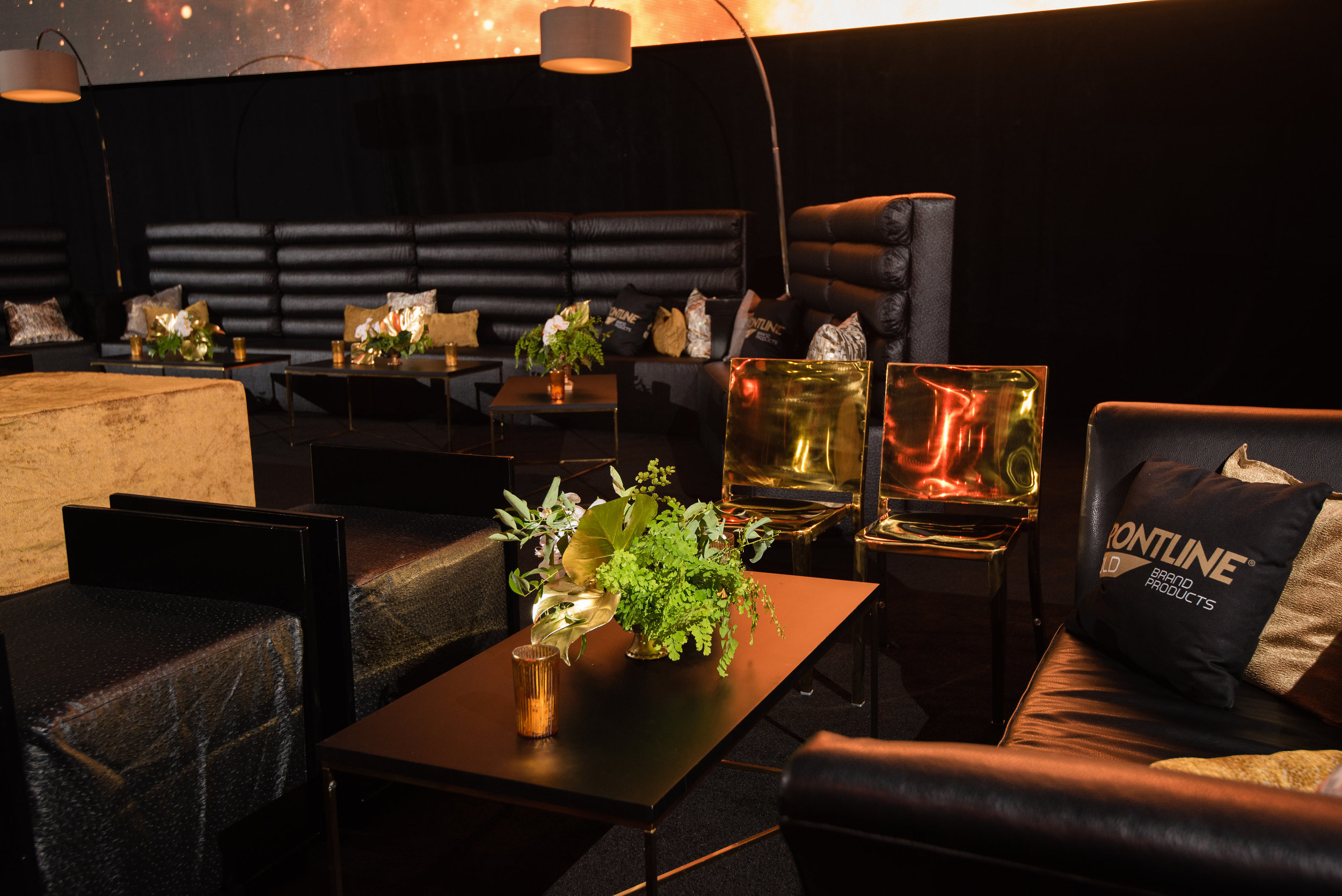 I loved how Stems incorporated green, neutrals and the gold tropical leaves into the arrangement 