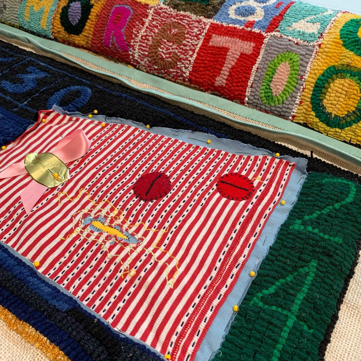 Back at it for a few minutes this morning.
Hoping to start the finishing in the next few days&hellip;
.
.
.
.
.
#textileart
#contemporarytextileart
#handhookedart
#contemporaryrughooking
#handcraftsmanship
#textilejournal
#textilediary
#mixedmediatex