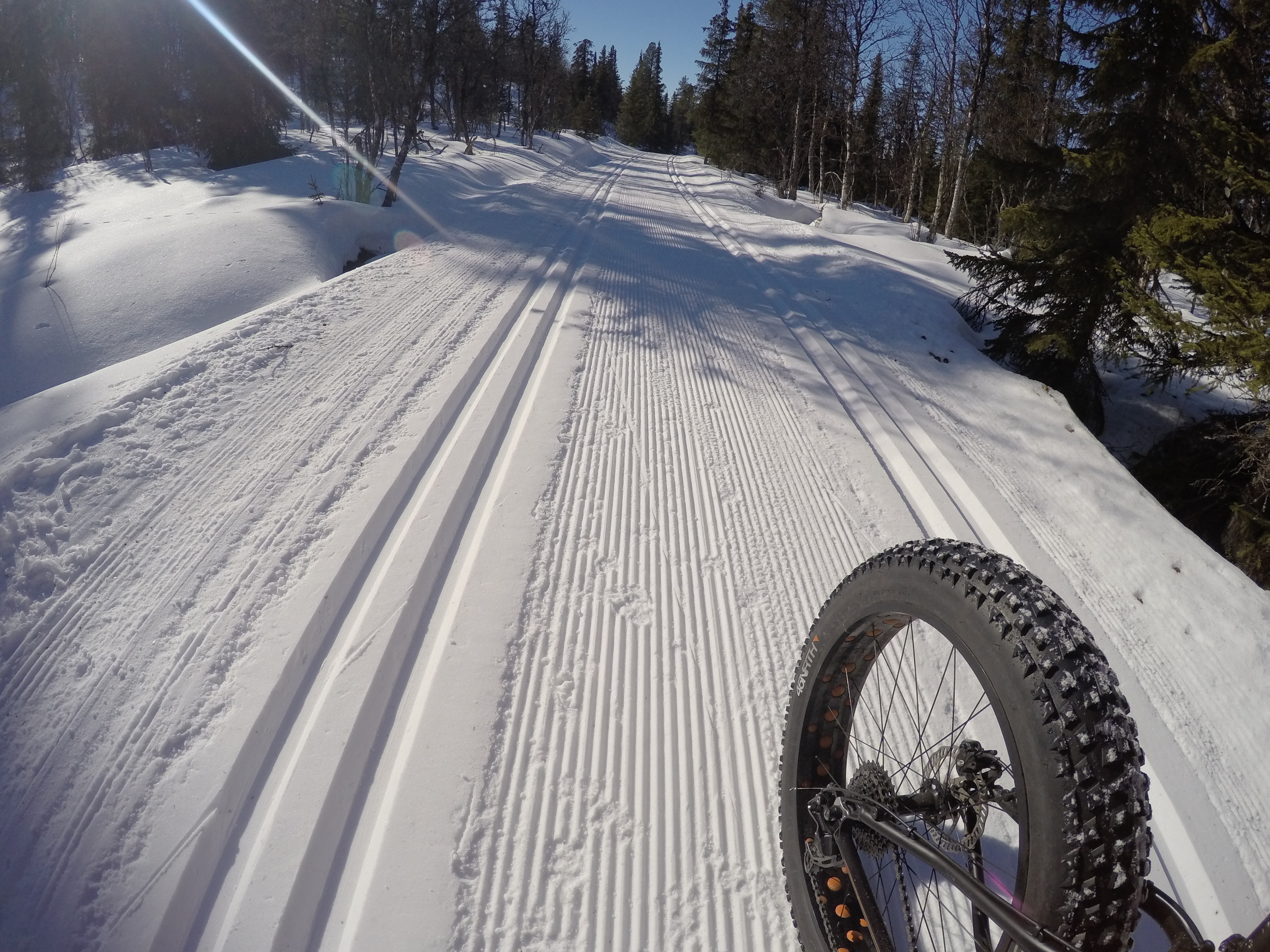 Knall hard snø og ingen kan se at to fatbiker har syklet her. Det var utrolig gode forhold denne dagen. Vi syklet også på skaren uten å falle gjennom. Faller du igjennom, gjelder det å finne riktig tyngdepunkt og flytte på dette frem og tilbake, ellers er det lett å havne over styret. I hvert fall nedover bakker. :-) 