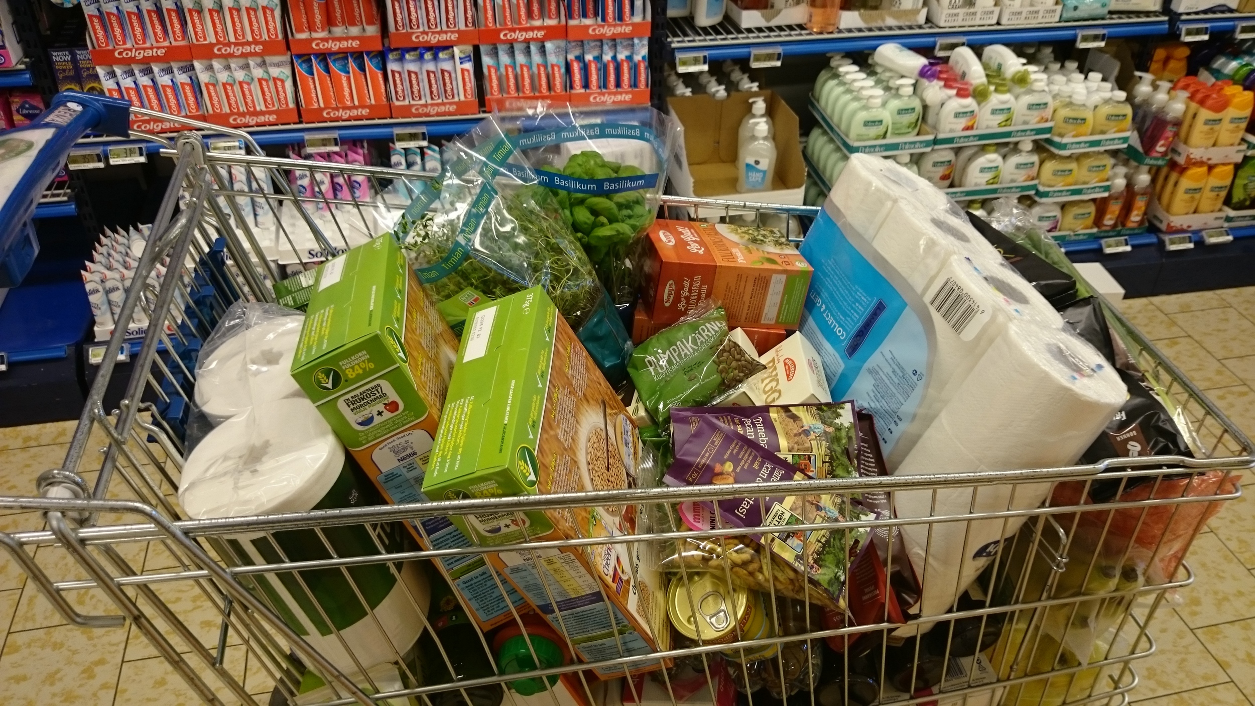 Vær bevisst på det du legger i handlevognen. Det er det du og din familie spiser. Så enkelt og greit er det. :-)