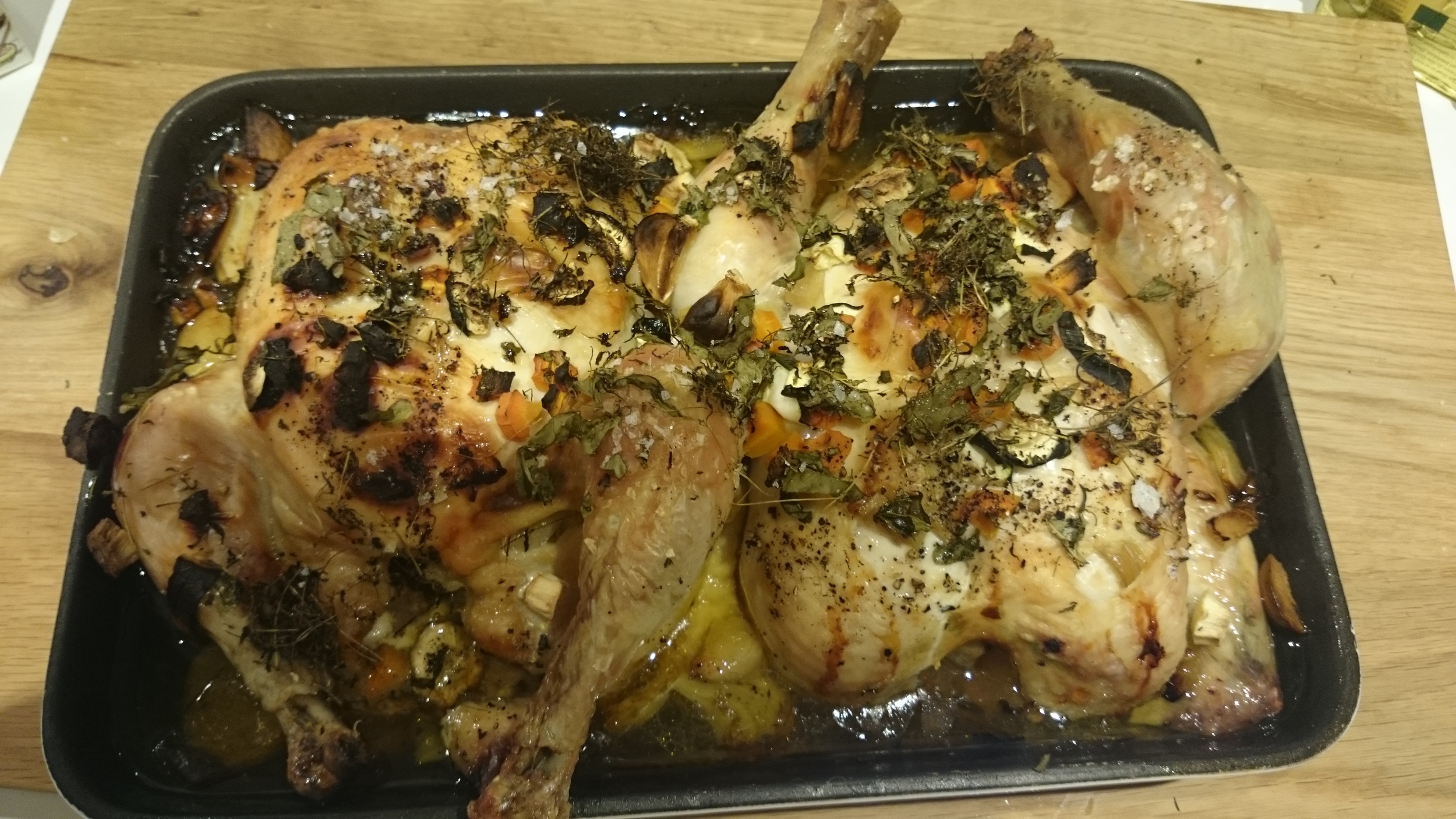 Kyllingene brukes over to dager, den ene dagen som ovnsbakt kylling og med det som blir igjen til en deilig kyllingssuppe en annen dag. Suppen blir rik på antioksidanter og andre godsaker. Den er enkel å lage og smaker så godt.