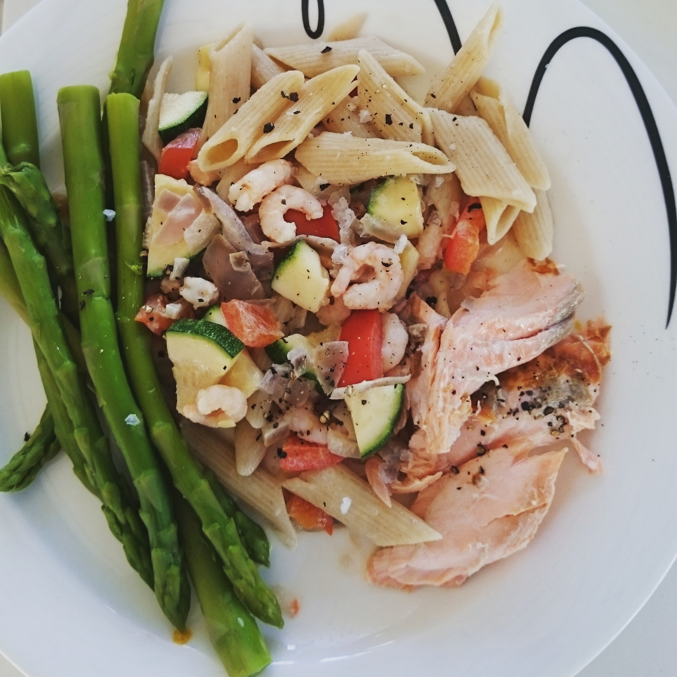 Middagsrett på 15 min: Asparges, ovnsbakt/grillet laks med pasta. Saus til pastaen: Rødløk, paprika, squash, hvitløk, chili (kan sløyfes) matfløte, oystersaus (fås på Rema) salt og pepper, urter (basilikum passer bra) og reker. :-) 