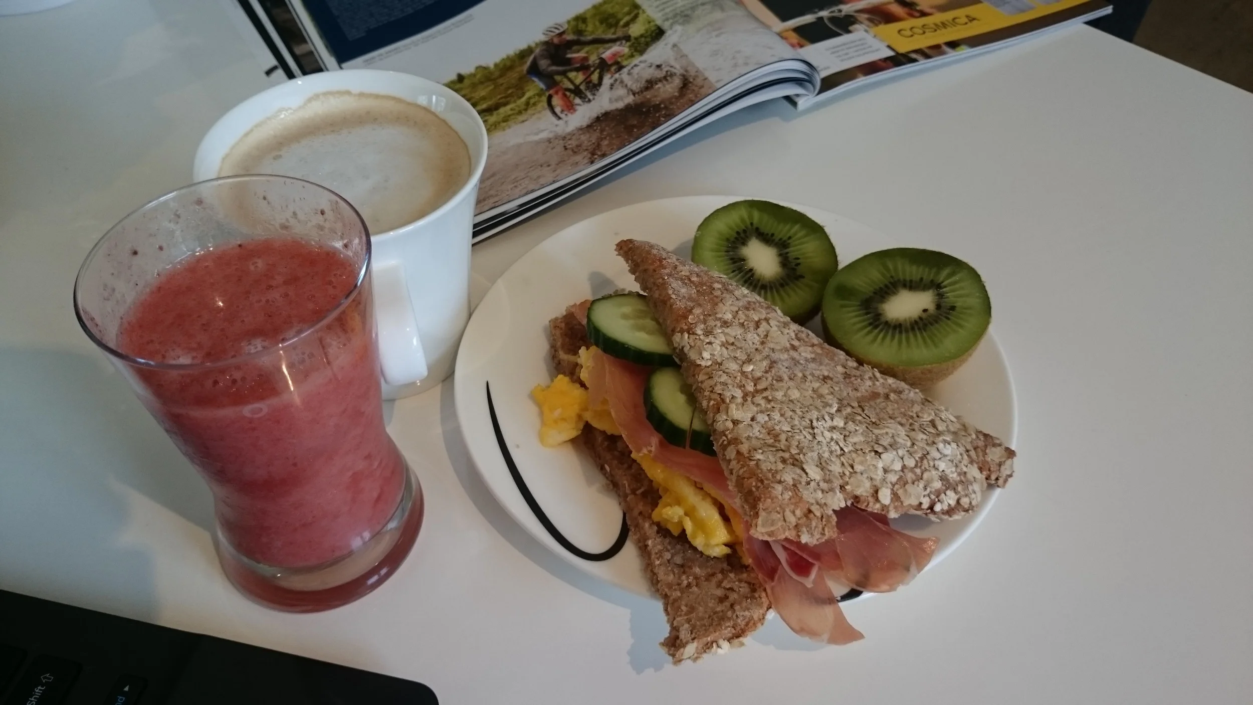 God frokost med smoothie og scones. :-) 
