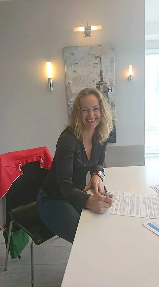 Gry signerer leiekontrakt.jpg