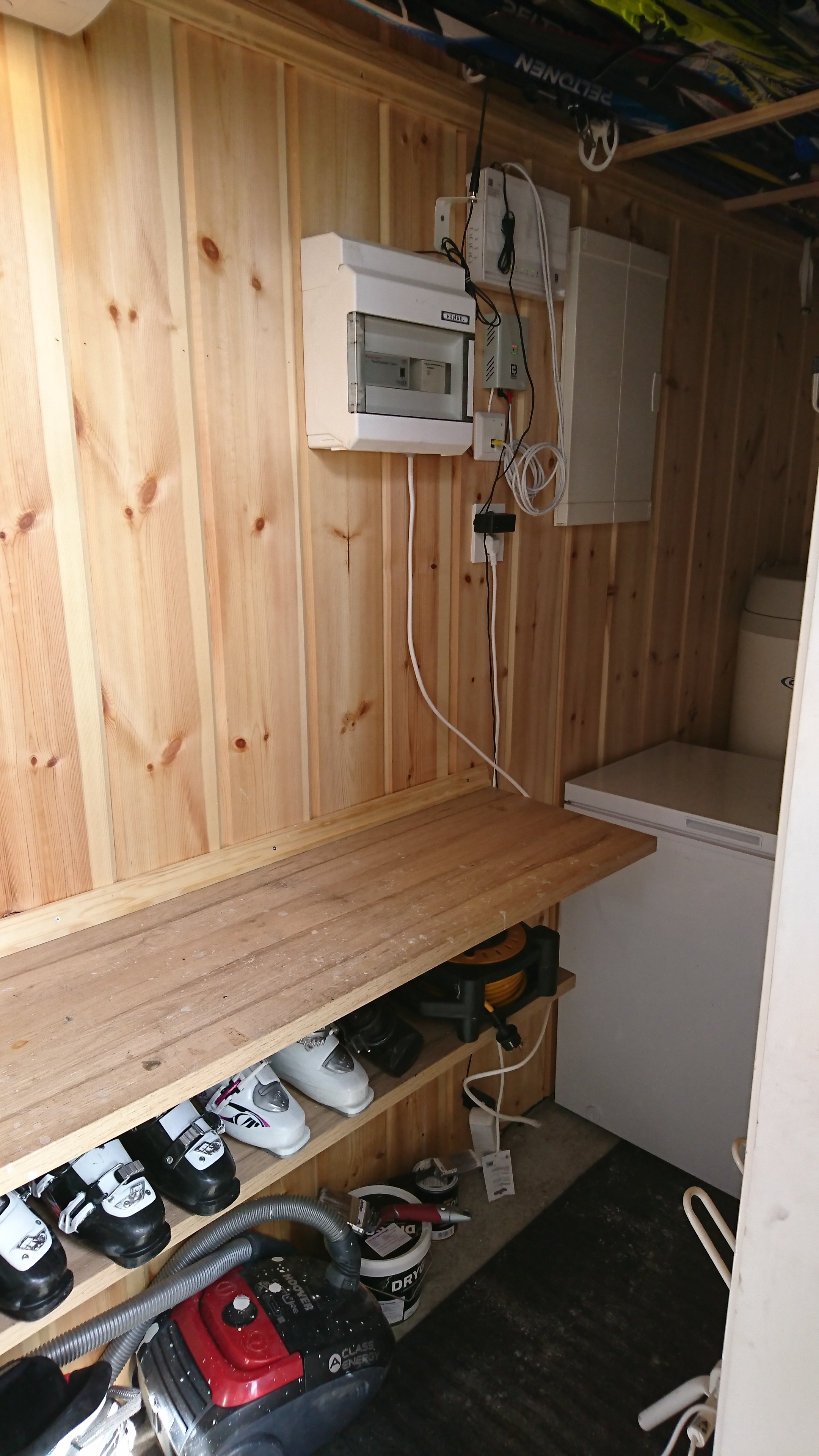 Her er smørebod, trådløst nettverk og stoppekran for vann bak fryseren. Den kranen kan være litt vanskelig å finne frem til. Hvis det er trøbbel med nettverket så kan det være lurt å ta av strømmen i noen sekunder og starte på nytt. Nøkkelen til boden ligger på kommoden på det store soverommet i første etasje. 