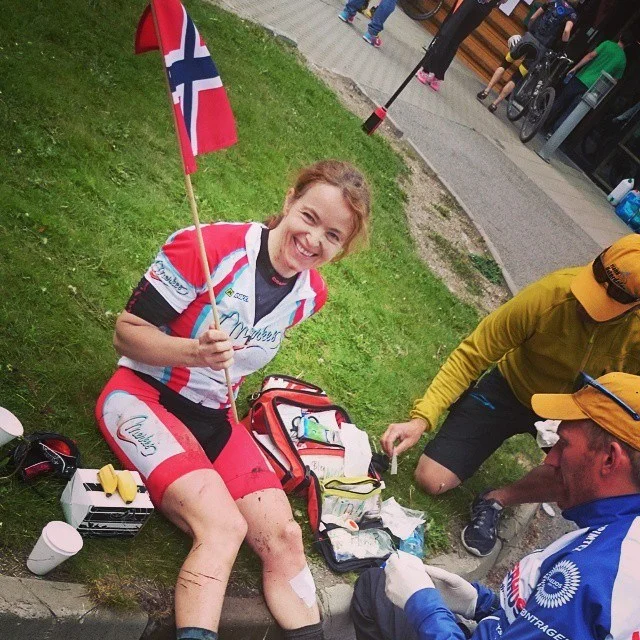 Jepp det hender at jeg også blir skadet. Men det bør være i konkurranse. Jeg kan ikke huske at jeg har fått skade eller vært overtrent på trening. Her ble jeg plastret opp etter målgang på Transøsterdalens siste dag. 