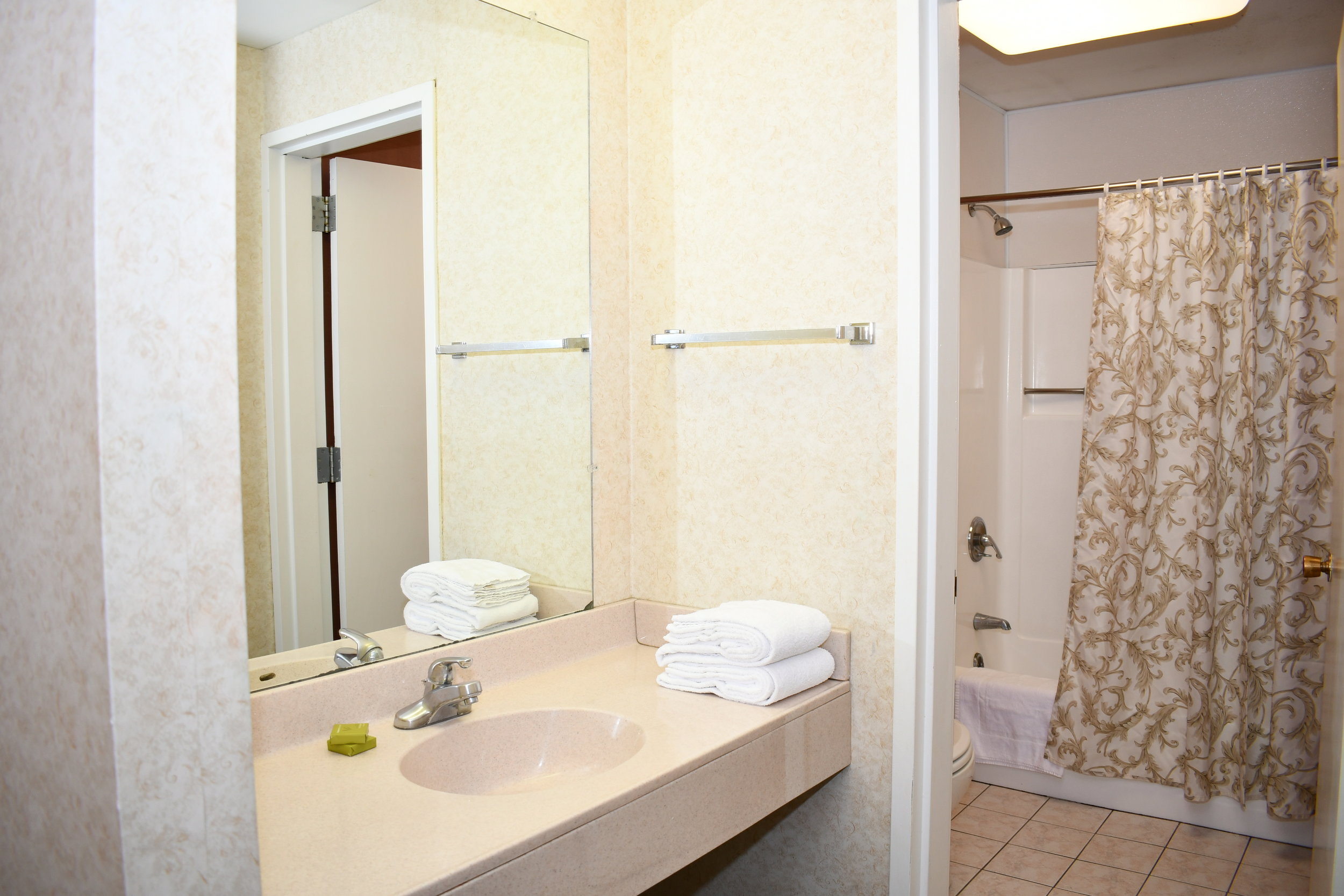 Hillside room bathroom