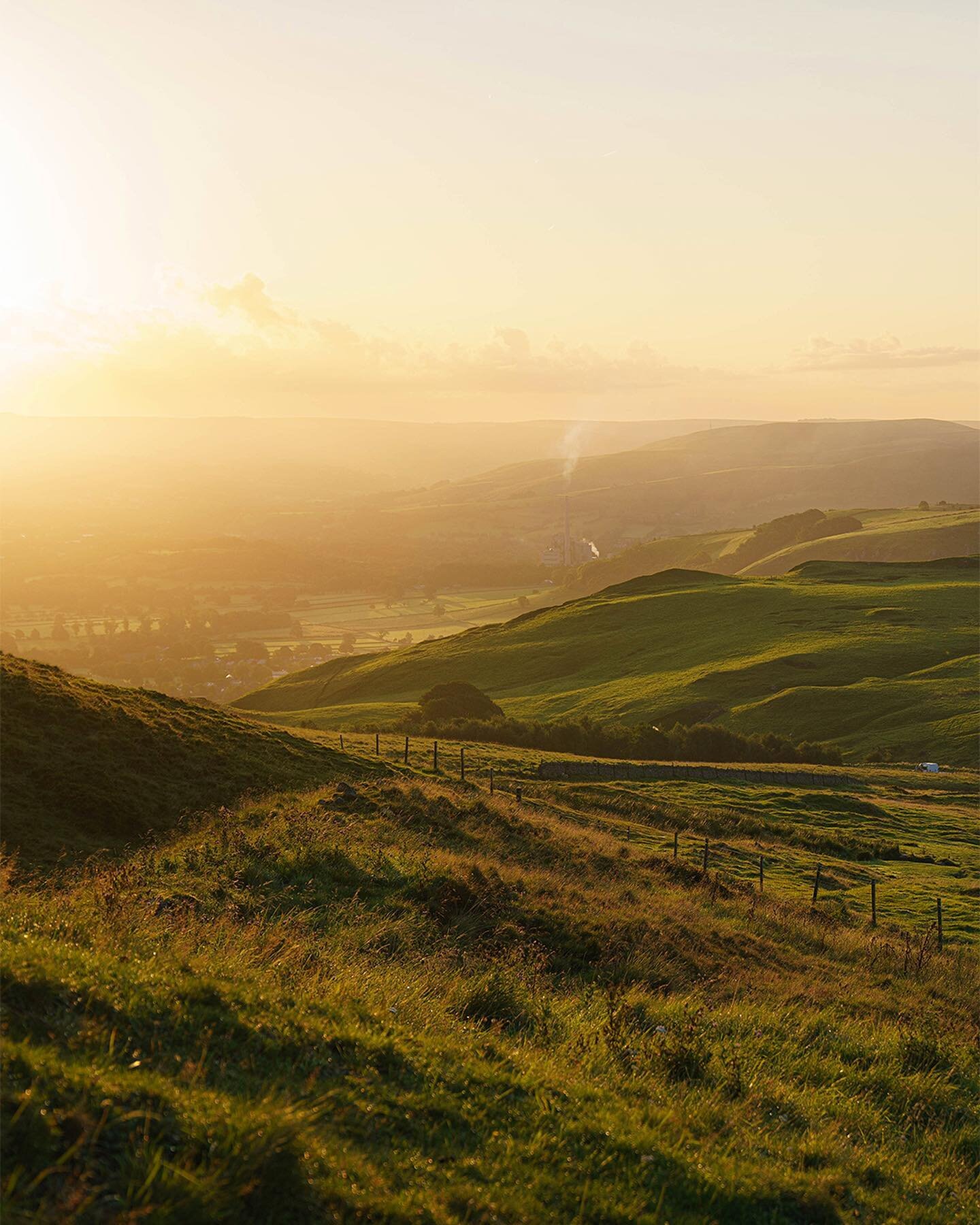 Chasing the sunrise at Mam Tor this morning. The changing colours, the changing atmosphere, the changing energy&hellip;truly beautiful. 
-
I&rsquo;m not usually one for the morning but when up and out I find the chilled blue light in the morning a re