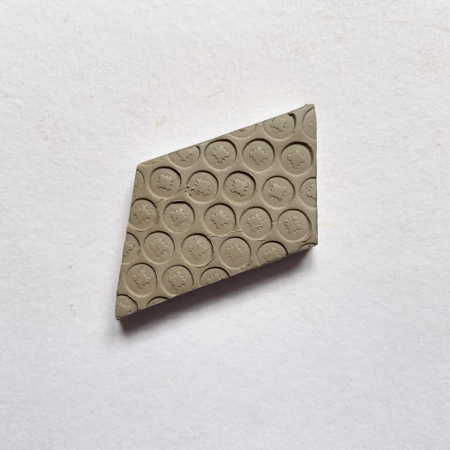 Screw head 

@dothe100dayproject

#the100dayproject #the100dayproject2023 #the100daychallenge 
#100daysoftexturedtiles
#100daysofrandomshapes #100tiles #surfacetexture #texturedtiles #nakedclay #challengeyourself #design #ideas #experimenting #creati
