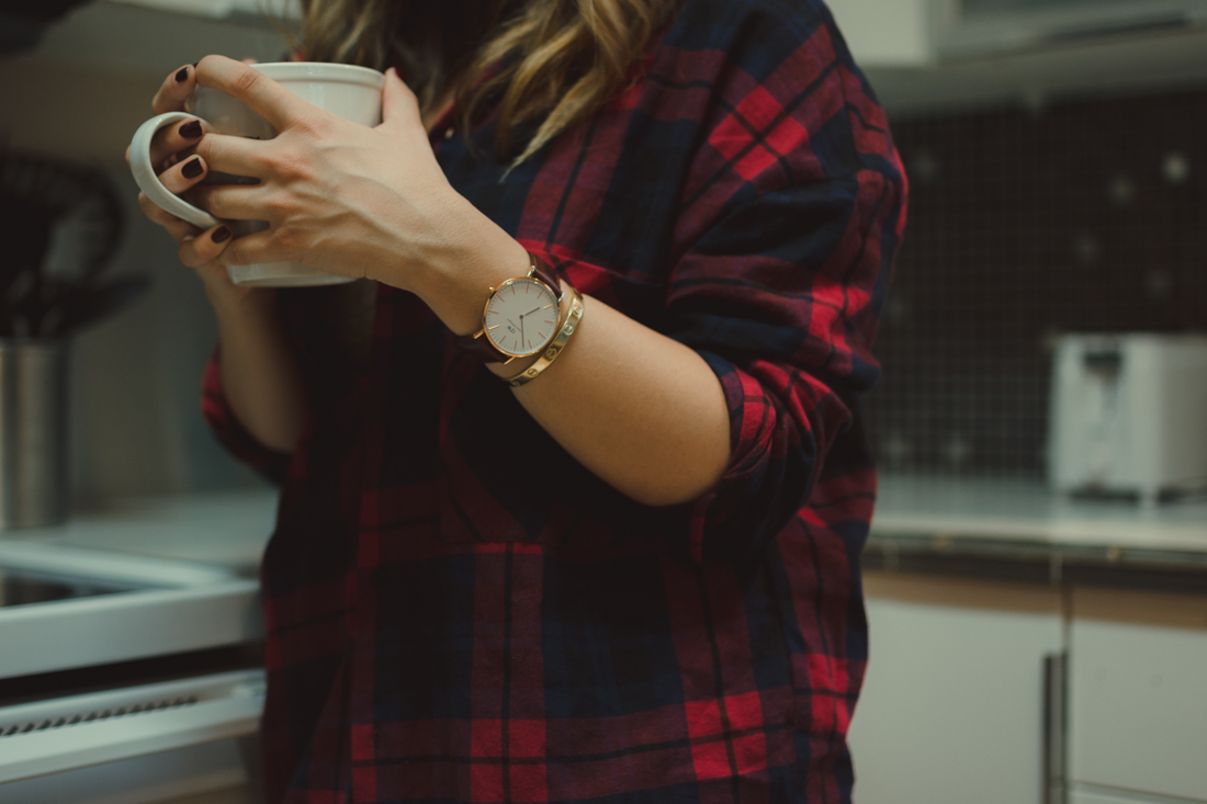 Reno lifestyle session girl holding mug photo