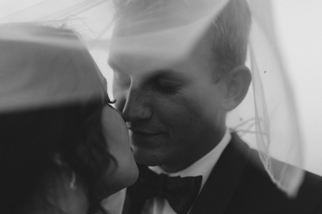 Reno wedding photography of couple going in for a kiss