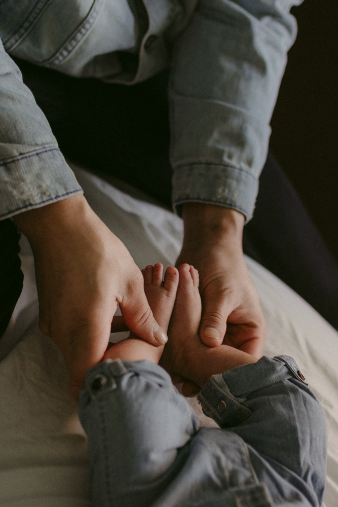 Yerington, Nevada Family session dad playing with baby's toes photo