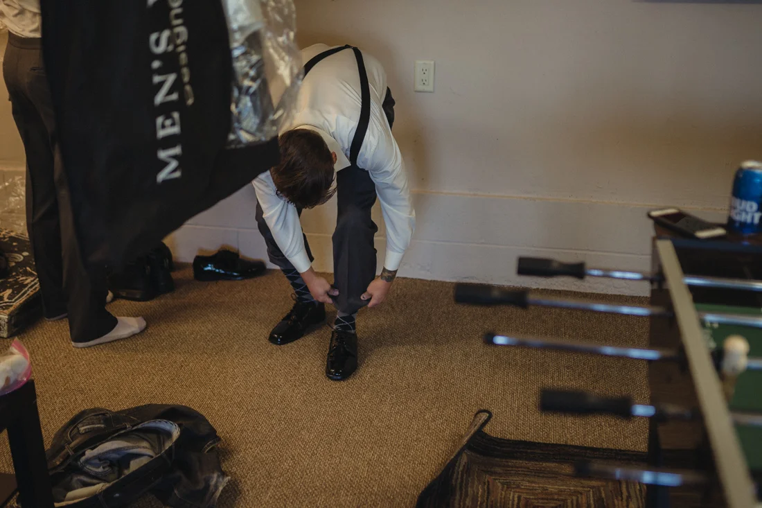 Tannenbaum Wedding Venue, groom putting on his shoes photo