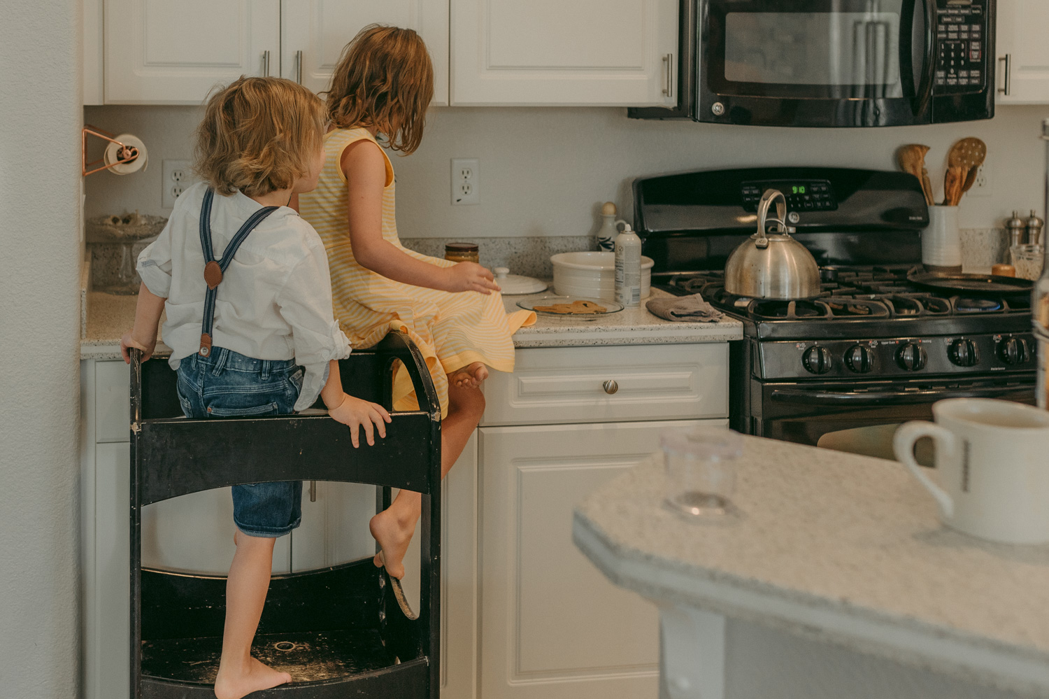 Reno family home session children on the kitchen counter photo