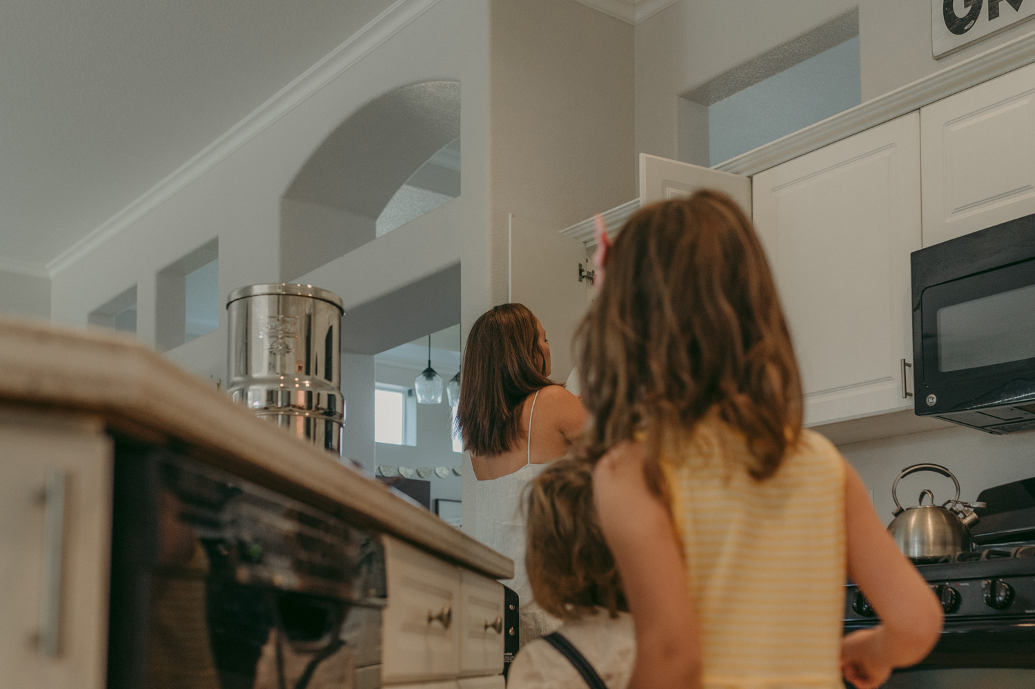 Reno lifestyle home session kids staring at their mom photo