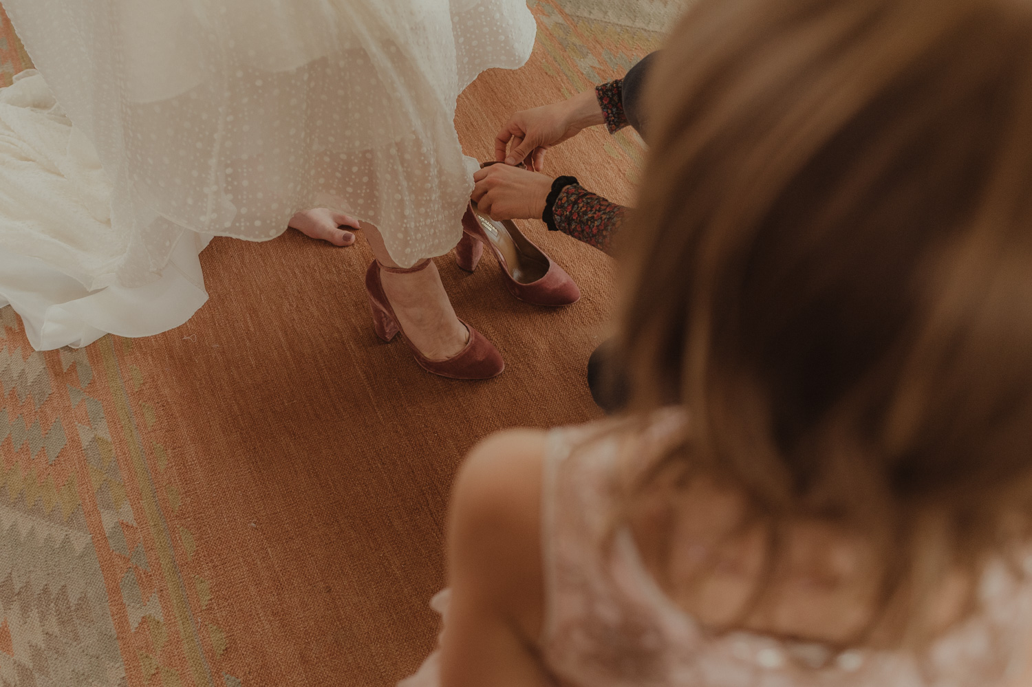 At home Reno wedding bride putting on her shoes photo