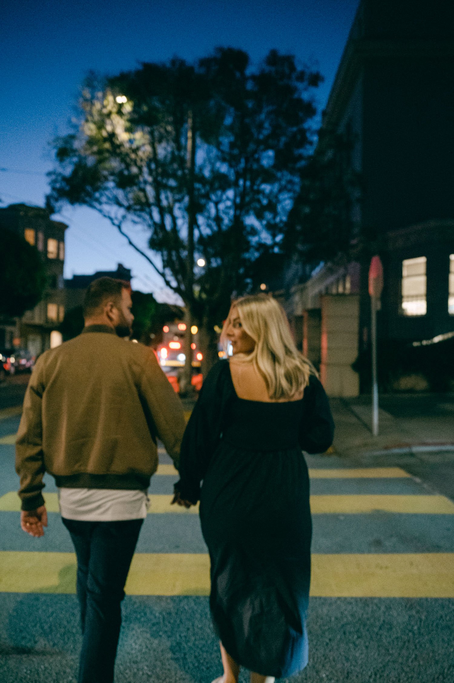  An urban san francisco maternity session, candid photo of couple walking in the evening 