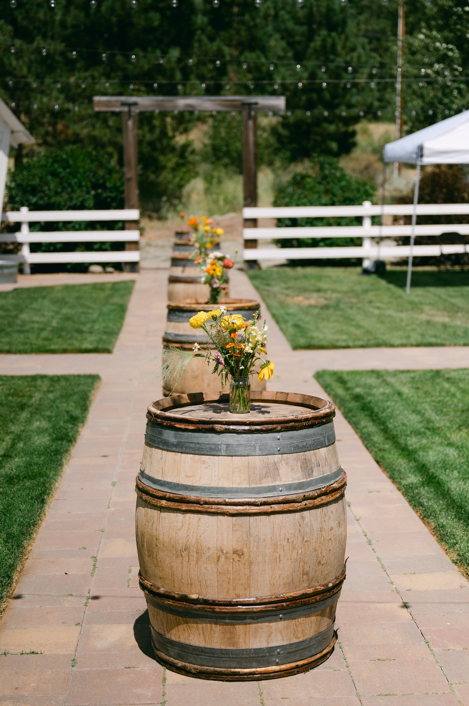 graeagle corner barn wedding, photo of the floral table decors on top of the wine barrels 