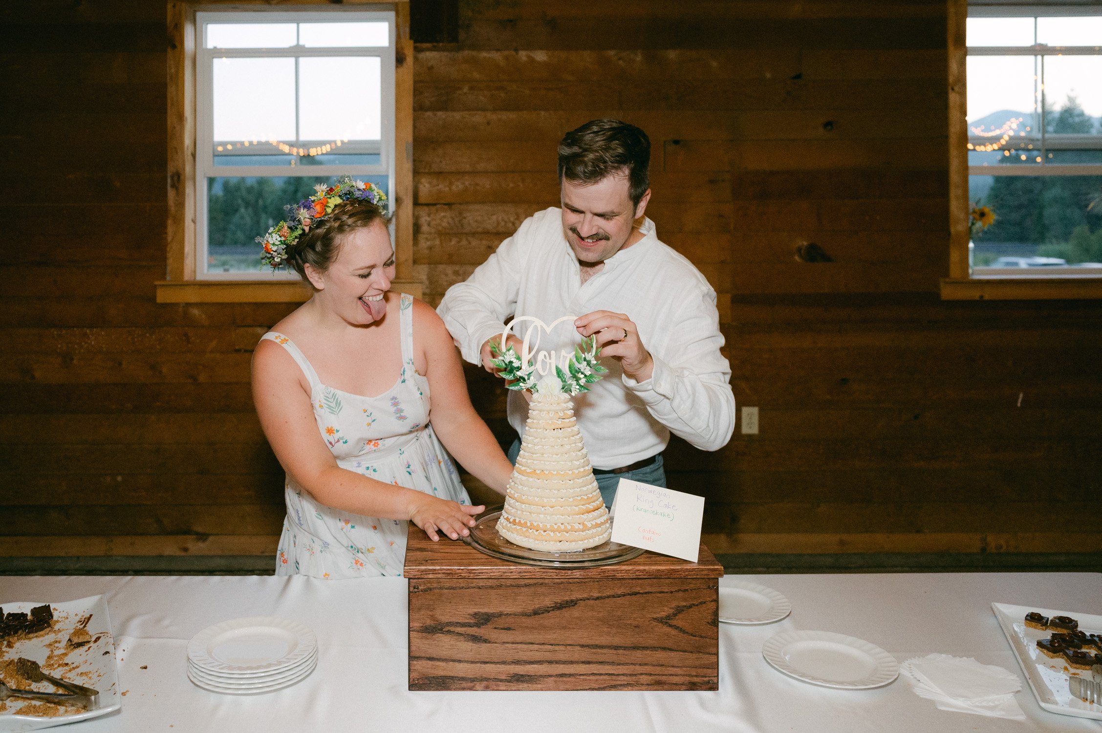 graeagle corner barn wedding, photo of the newlywed couple slicing their wedding cake