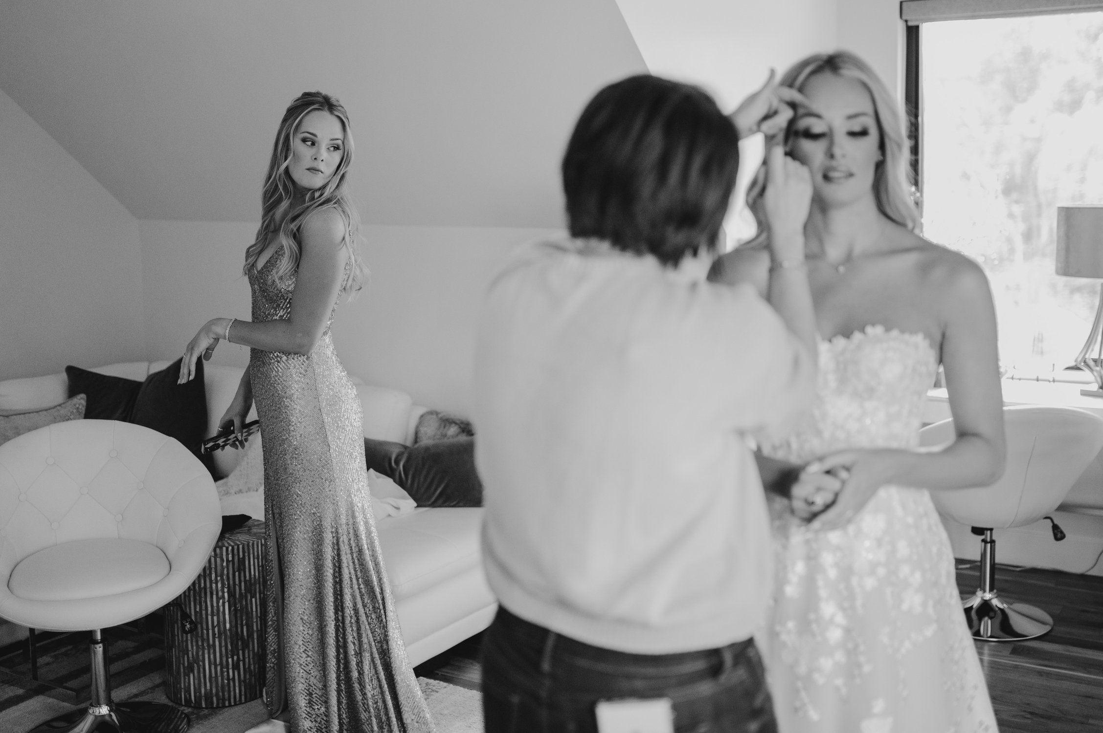 Elm Estate Wedding photos, photo of the maid of honor in and bride preparing for the wedding