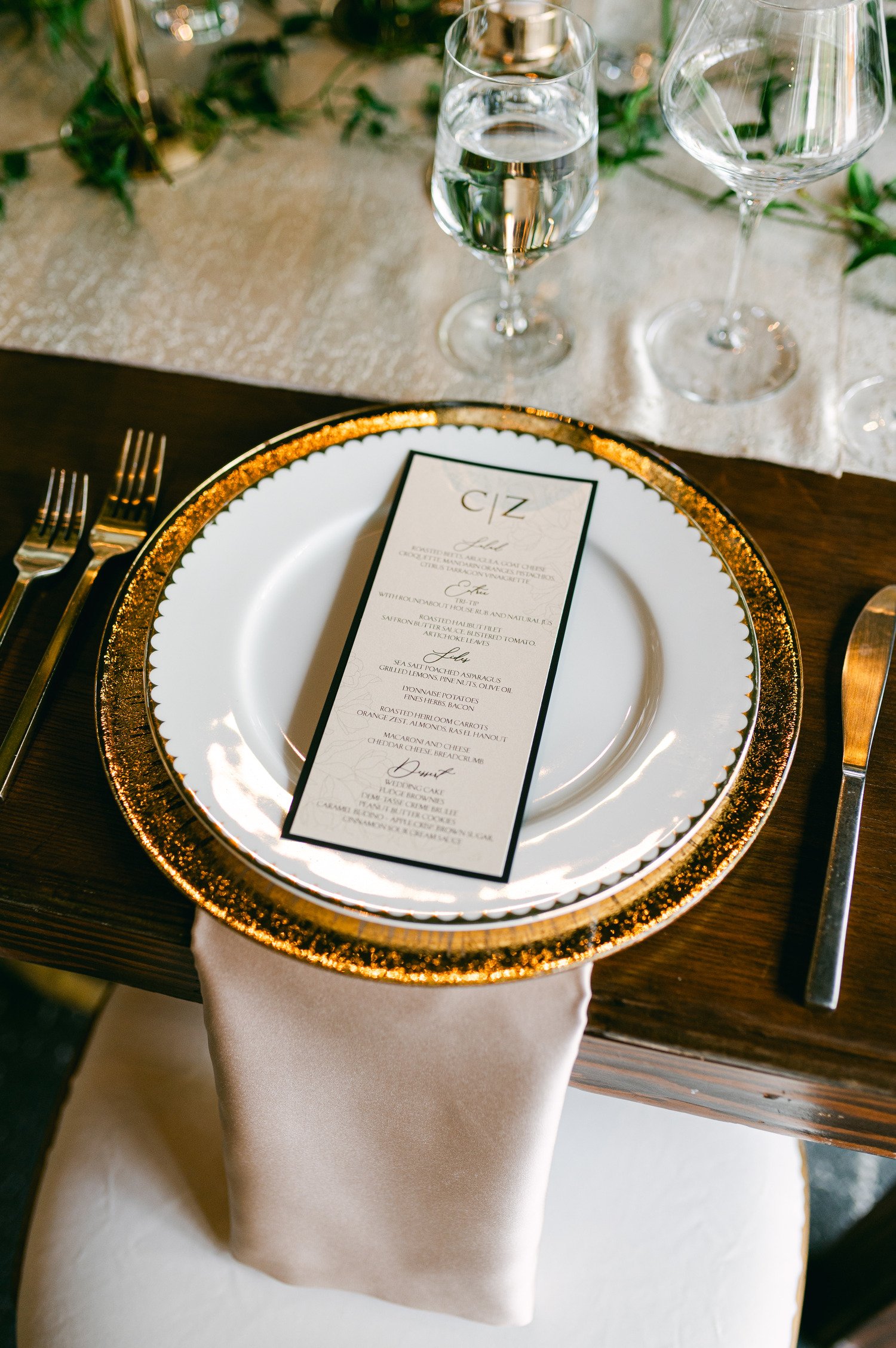 Elm Estate Wedding photos, photo of the wedding reception table setup with minimal menu card and gold charger