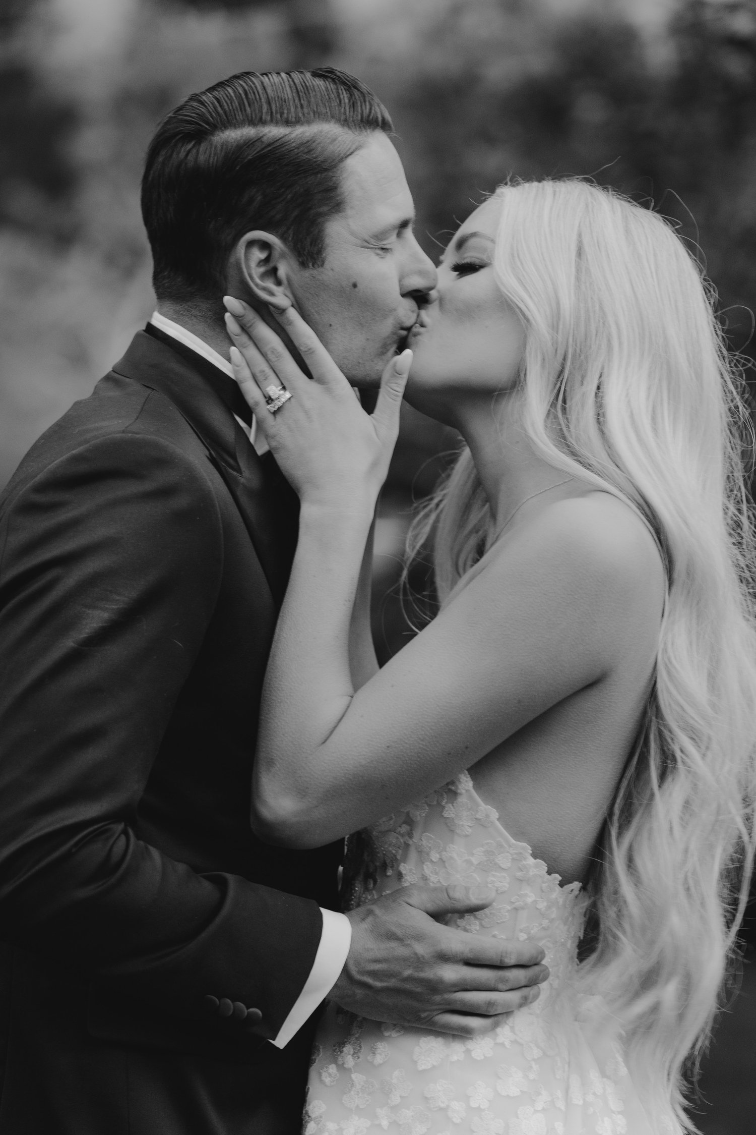 Elm Estate Wedding photos, photo of the newly wed couple in black and white kissing