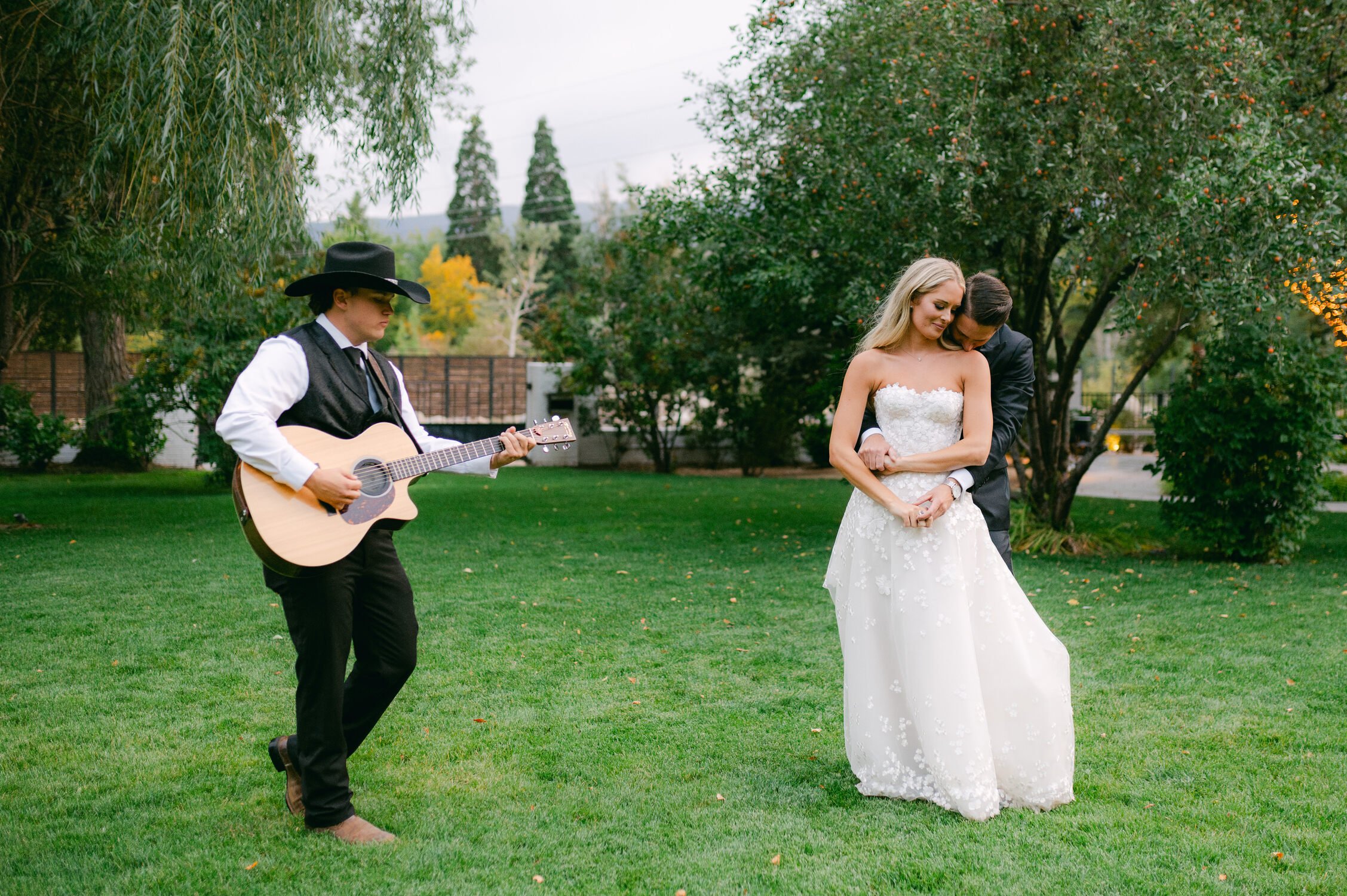 Elm Estate Wedding photos, photo of the artist serenading the newlywed couple outdoors