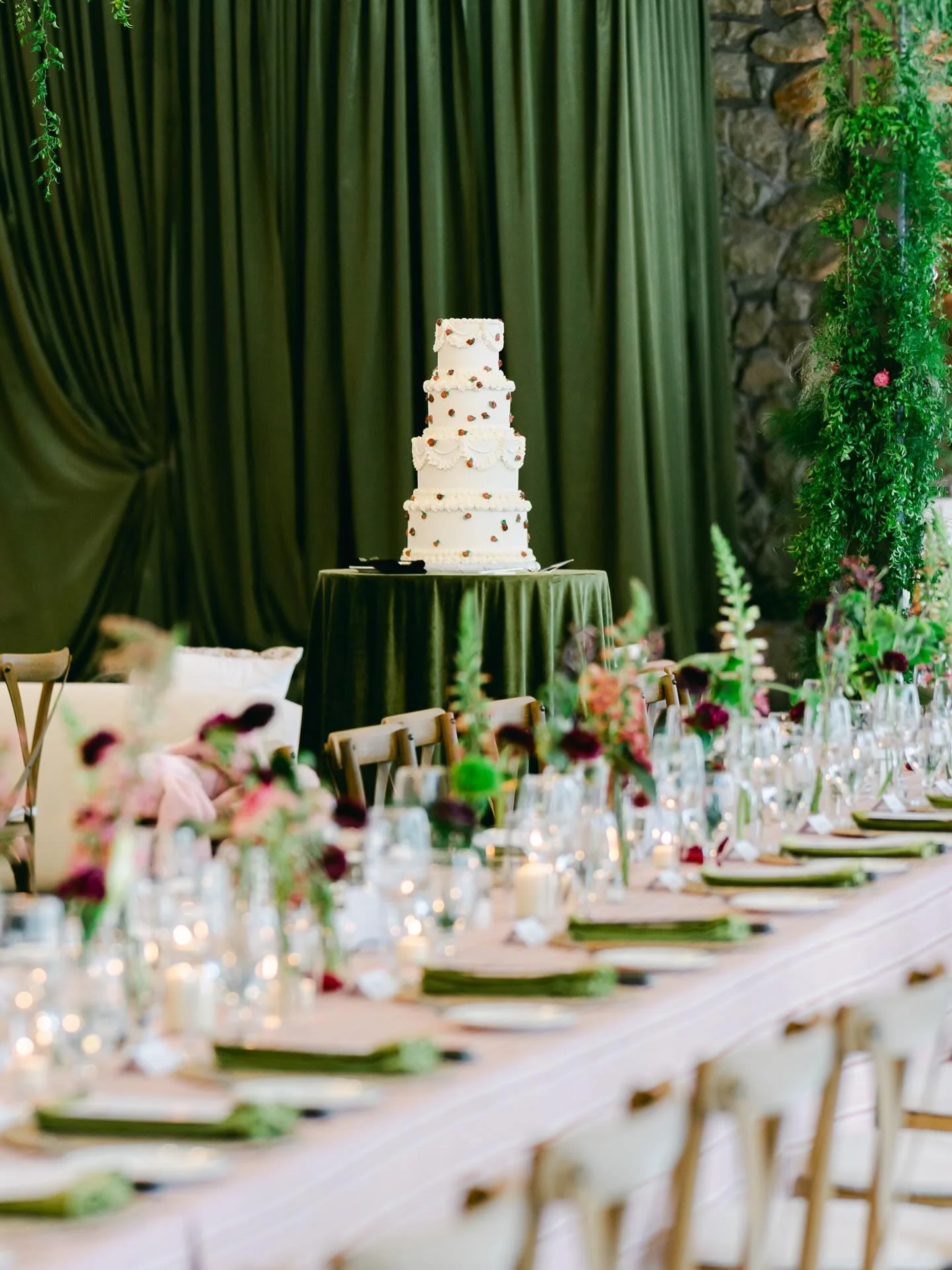 I can&rsquo;t get this song or this design out of my head. 

@mountain_thyme_events 
@musicintahoe 
@truckeecornerstonebakery 
@peterpaulfilms 
@goldenflowersfloraldesign 
@sierralighting 
@redcarpeteventsanddesign 
@bbjlatavola