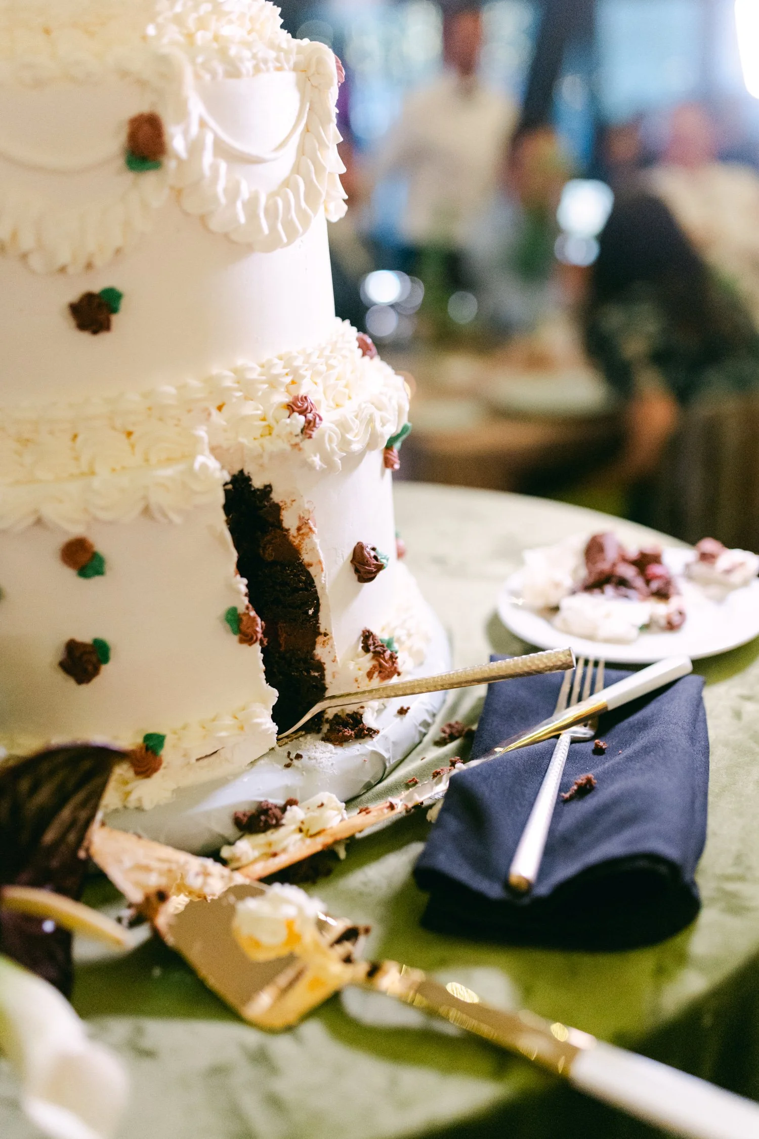 Palisades wedding venue, photo of a multi-tiered, all-white design with small floral accents.