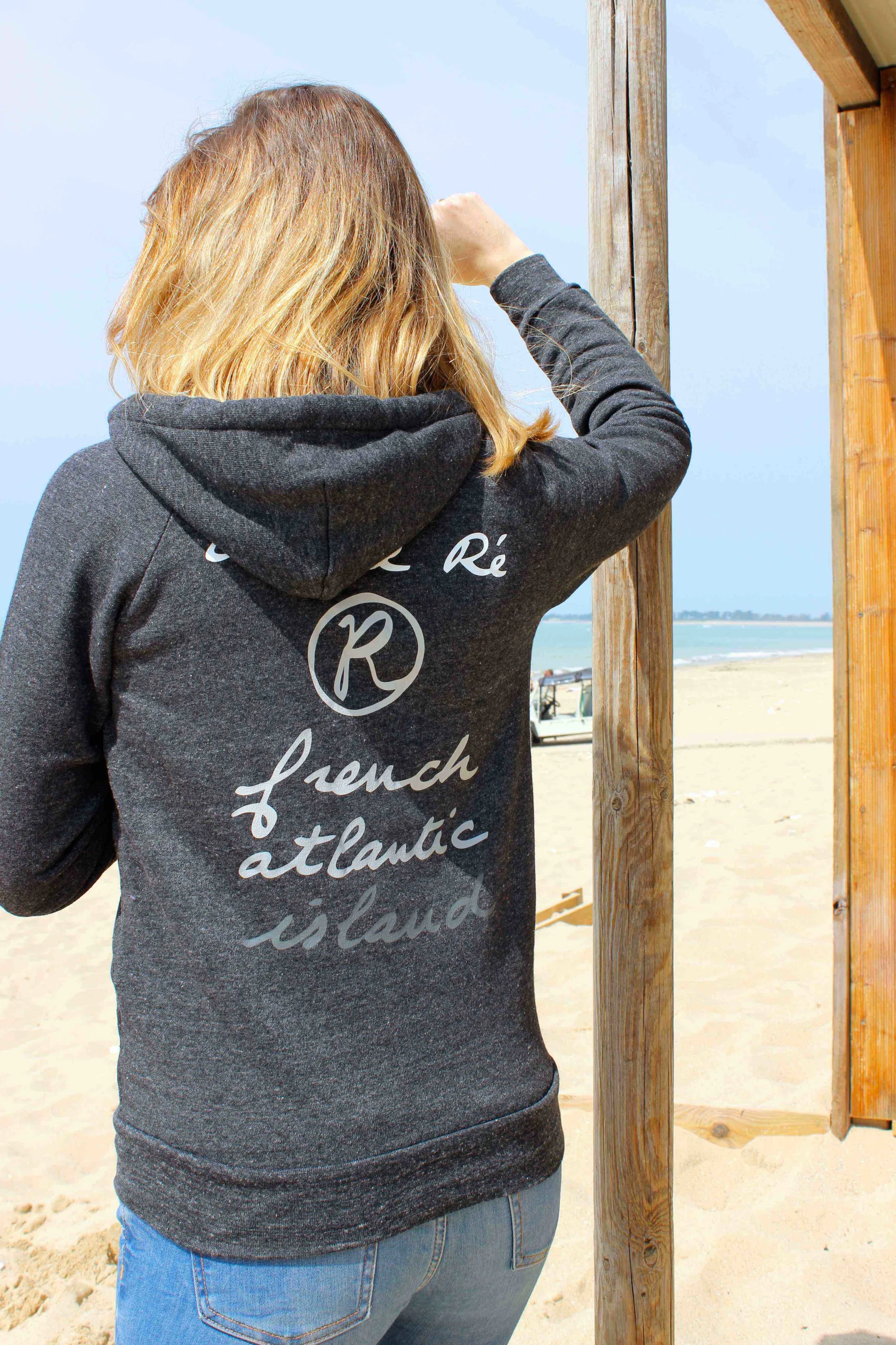 sweat-capuche-zip-femme-gris-anthracite-ile-de-re-vacances-mode-ete-plage.jpg