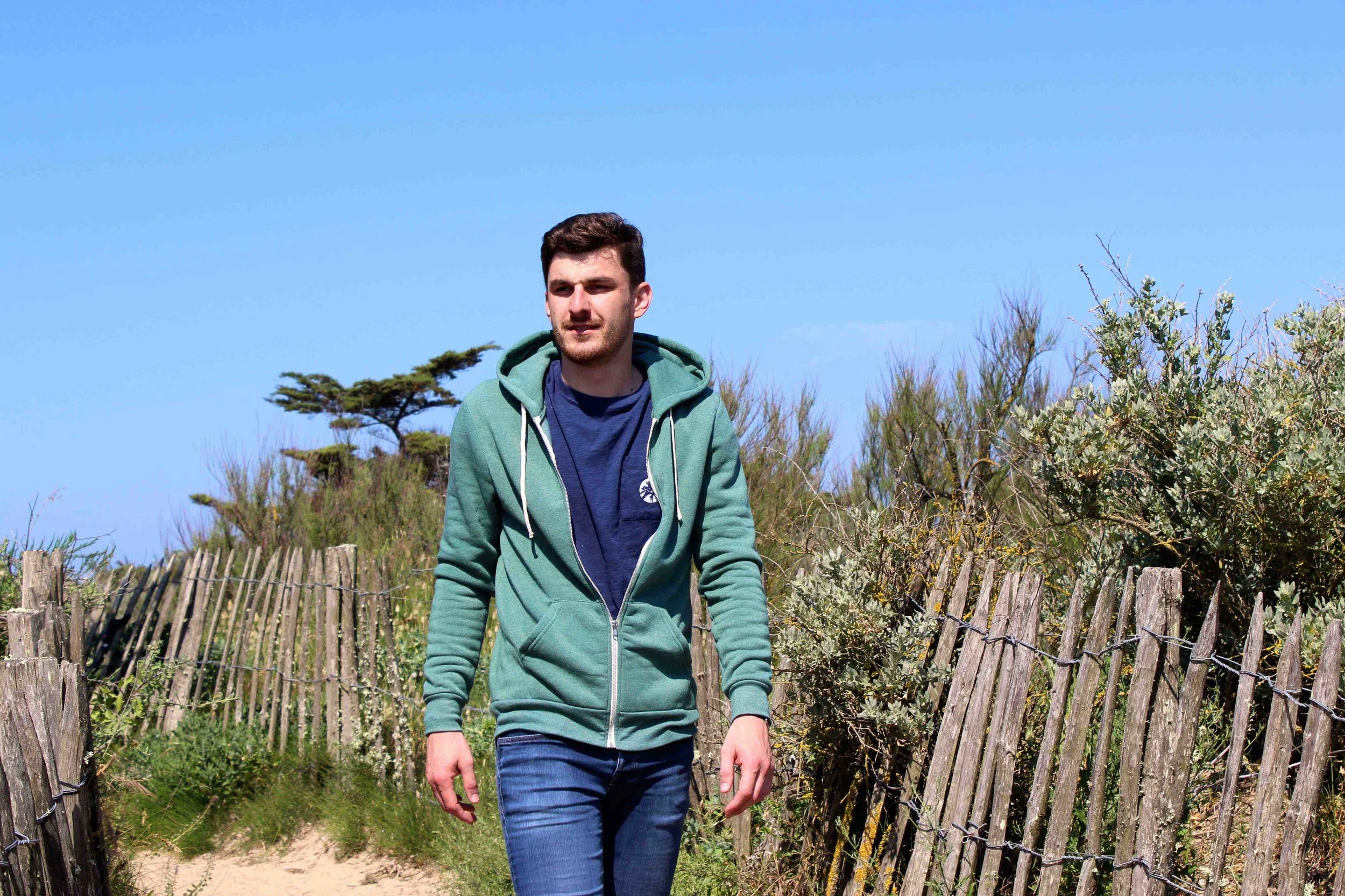 sweat-homme-vert-capuche-zip-ile-de-re-mode-plage-vacances.jpg