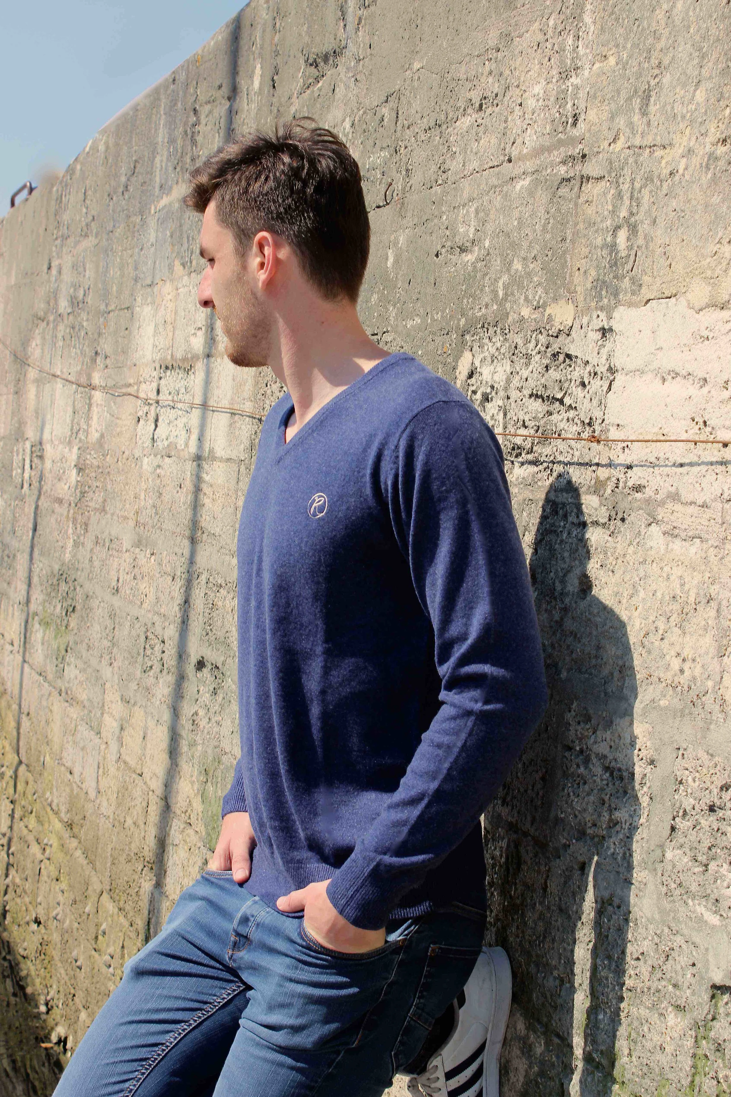 pull-cachemire-homme-col-v-bleu-ile-de-re-bateau .jpg