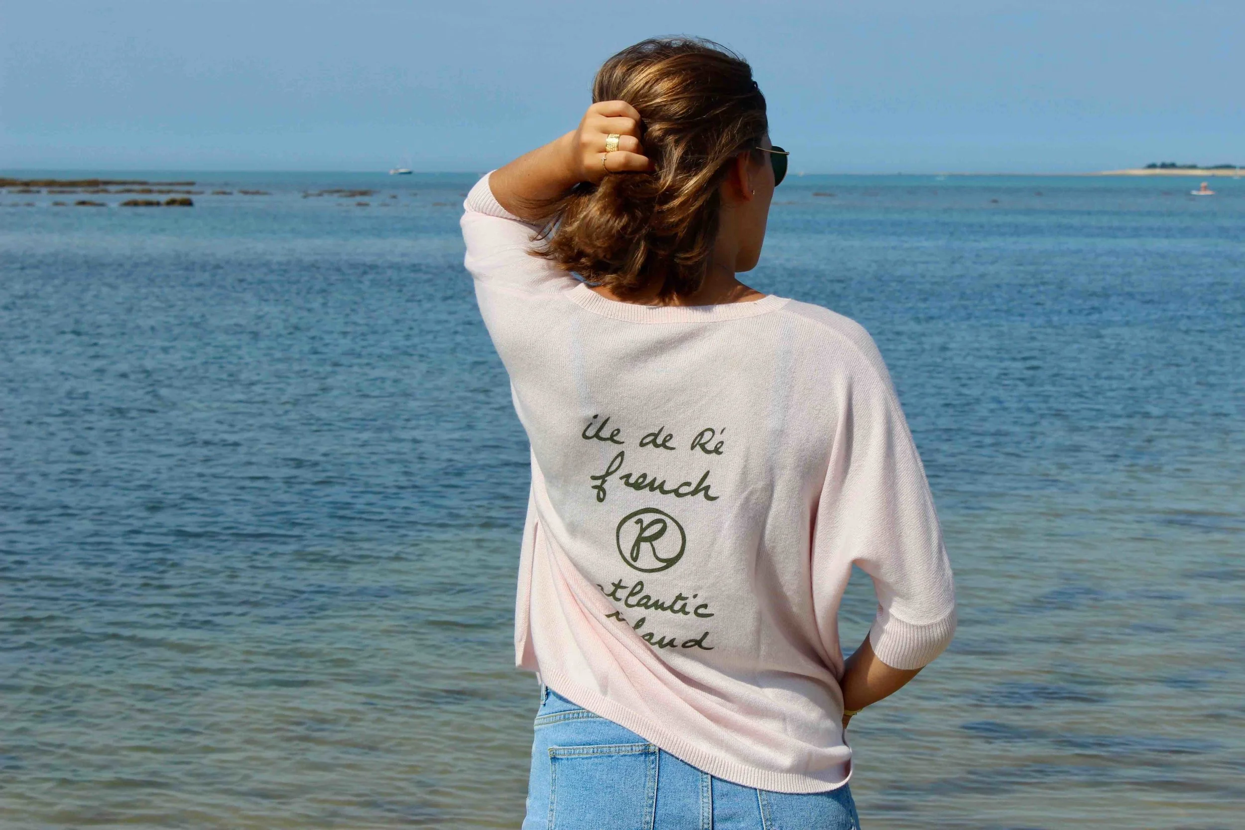 pull-cachemire-femme-rose-ile-de-re-plage.jpg