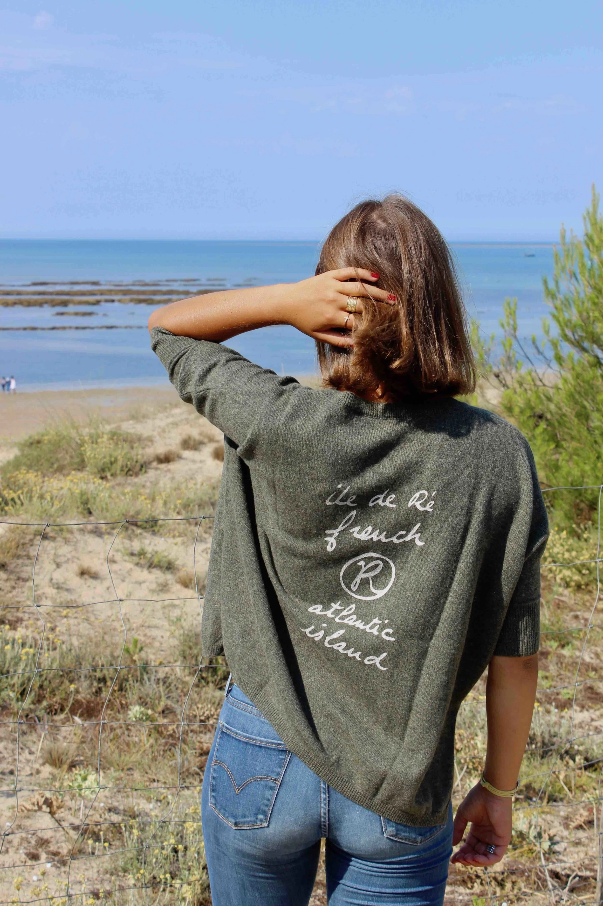 pull-cachemire-femme-kaki-ile-de-re-plage.jpg