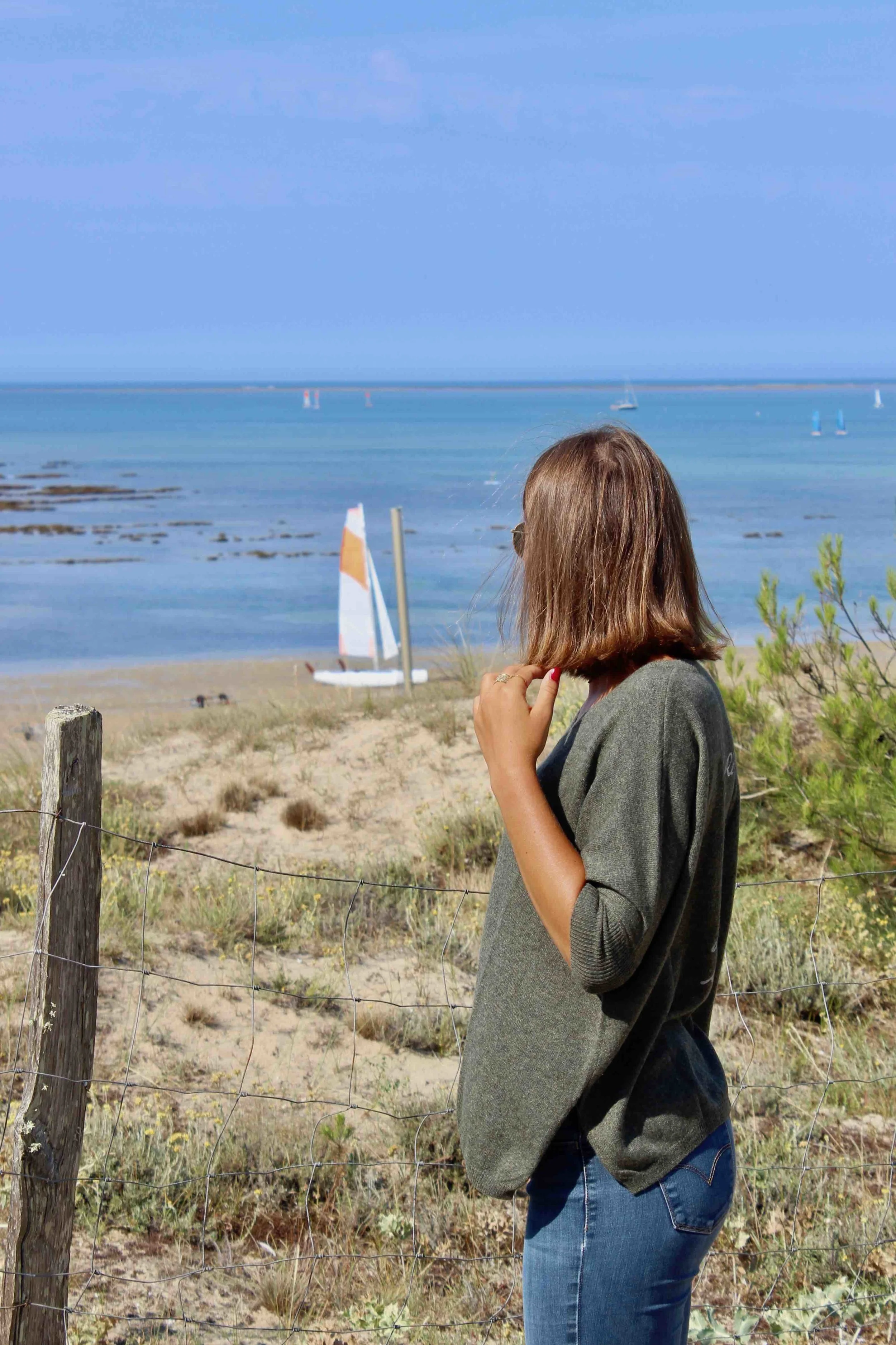 pull-cachemire-kaki-femme-ile-de-re-plage.jpg