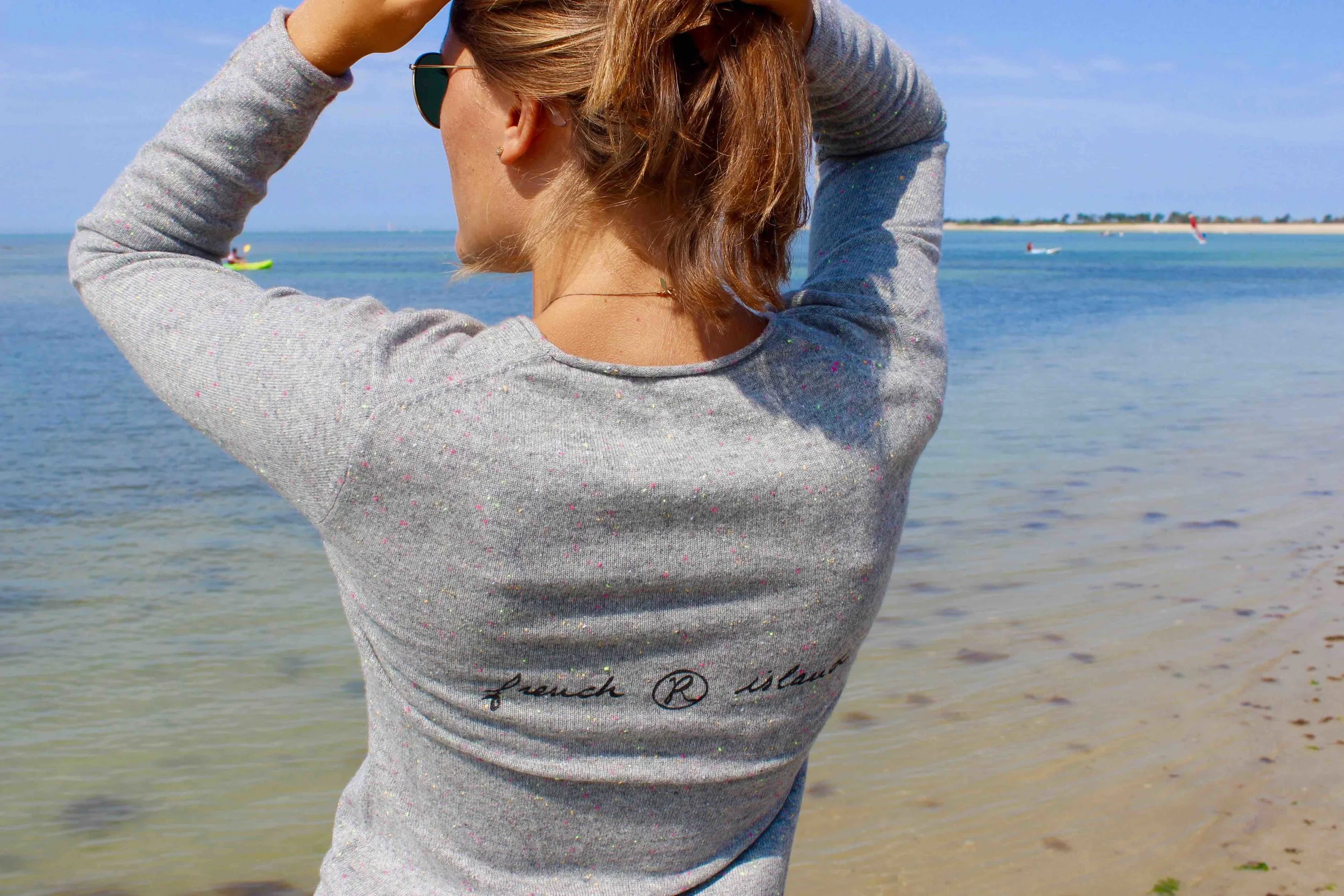 pull-cachemire-femme-couleurs-festival-ile-de-re-dos.jpg